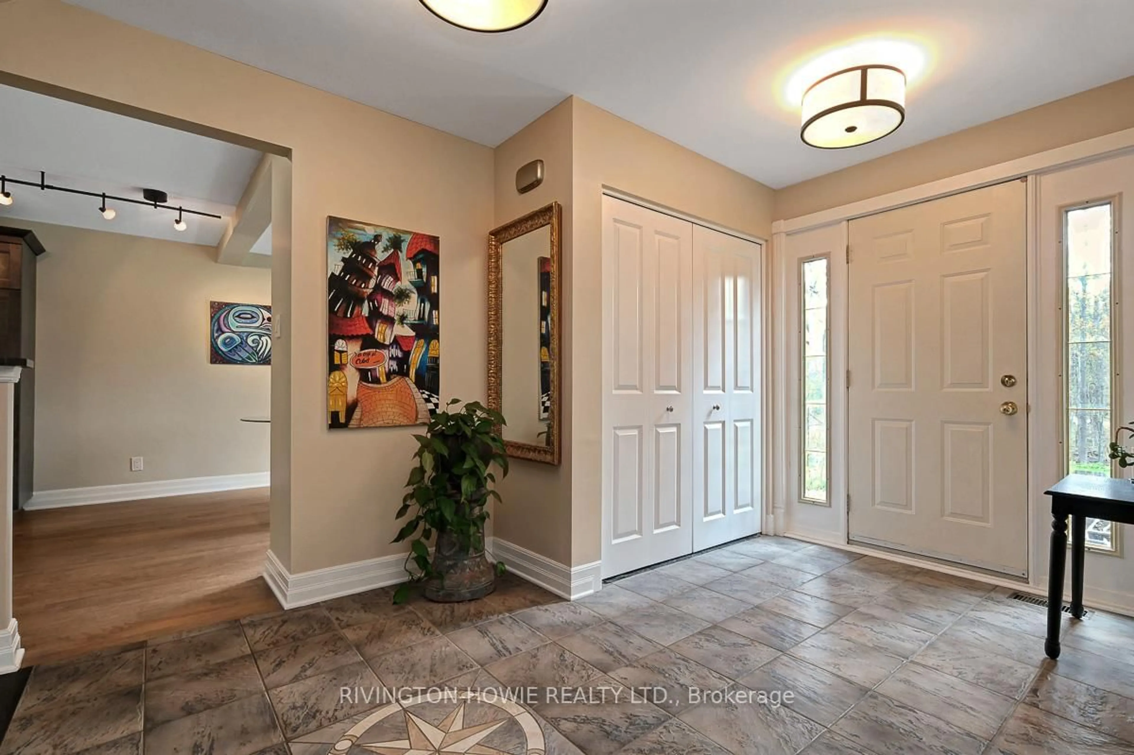 Indoor entryway for 104 Tall Forest Dr, Carp Ontario K0A 1L0
