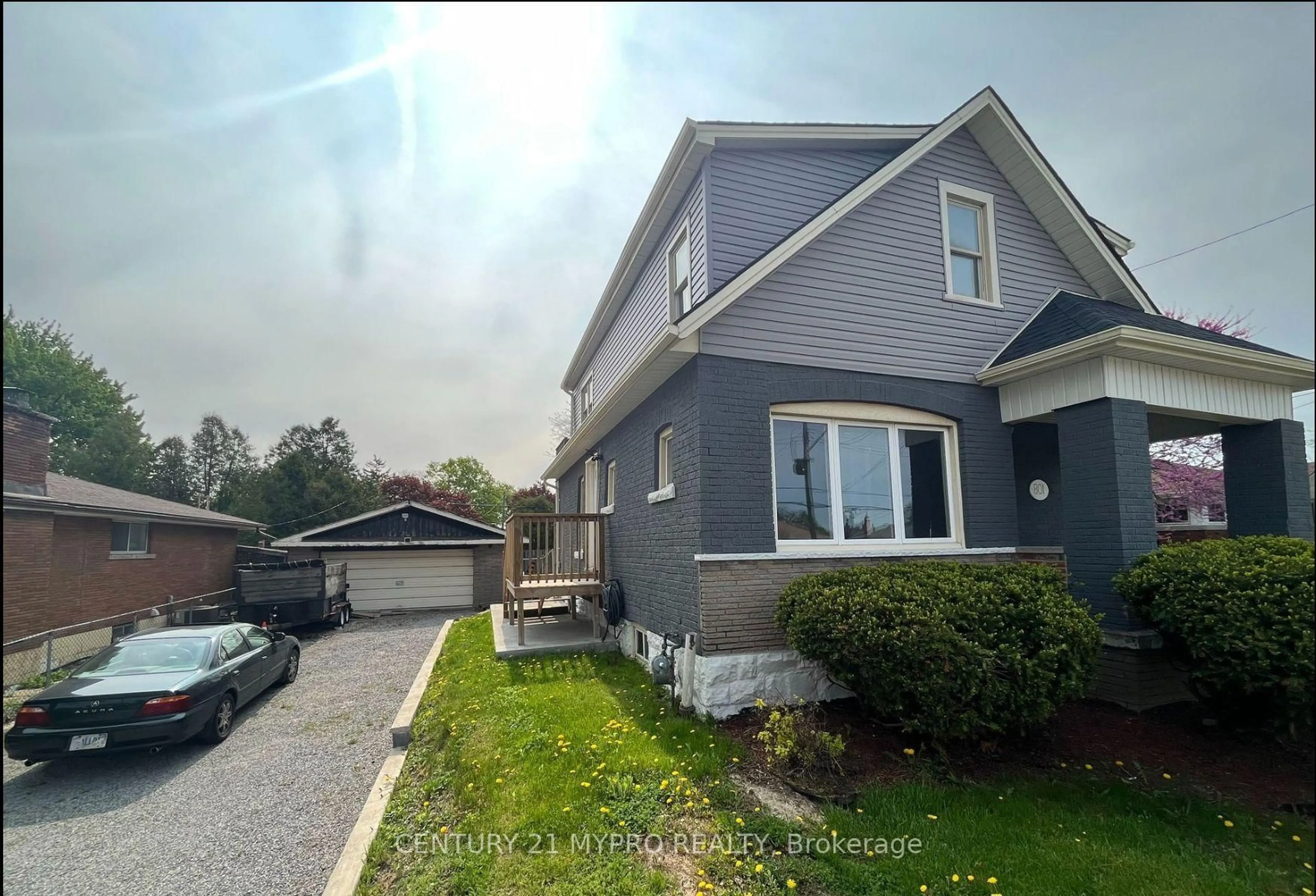 Home with vinyl exterior material, street for 801 Upper Wellington St, Hamilton Ontario L9A 3R5