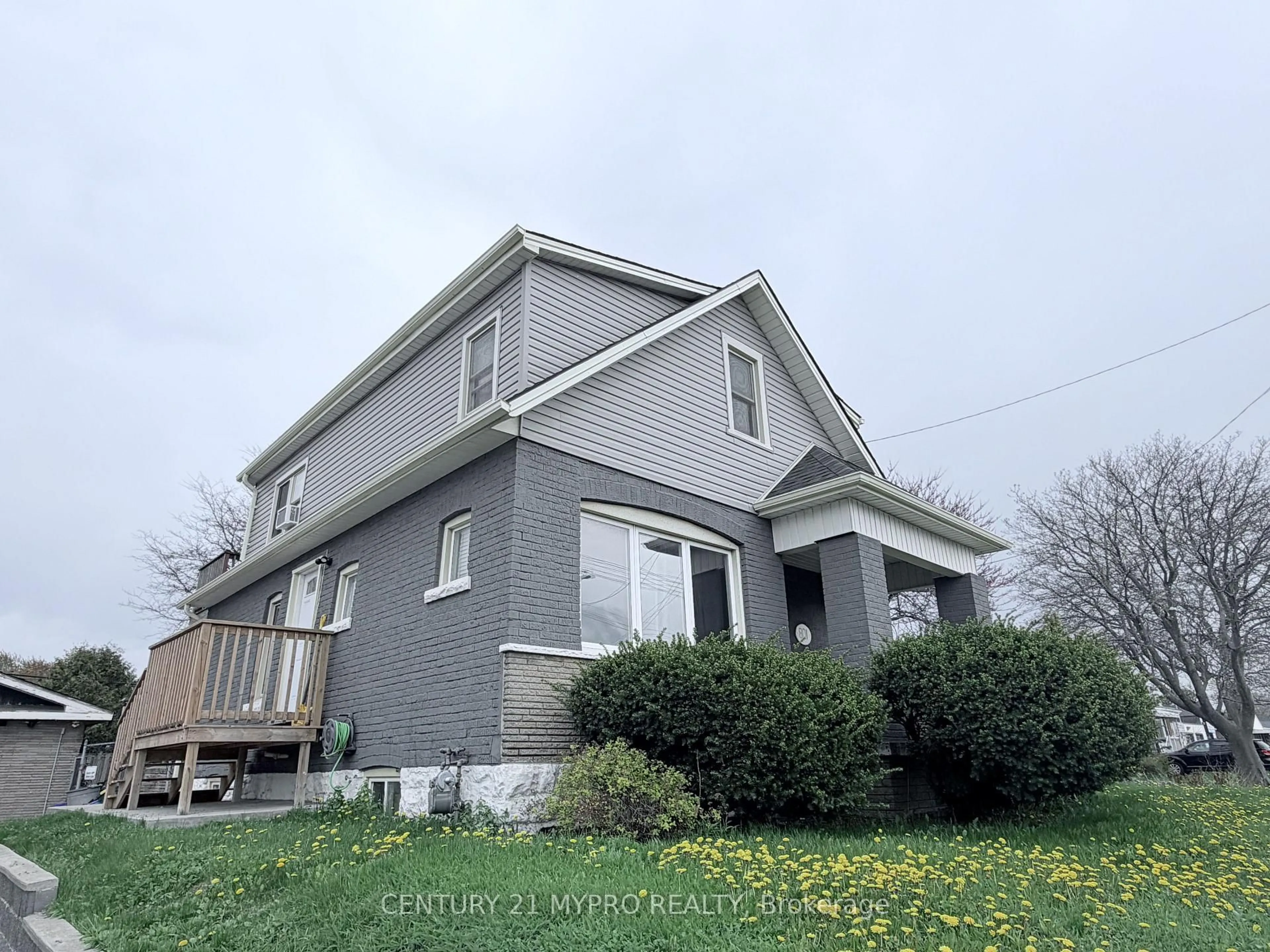 Home with vinyl exterior material, building for 801 Upper Wellington St, Hamilton Ontario L9A 3R5