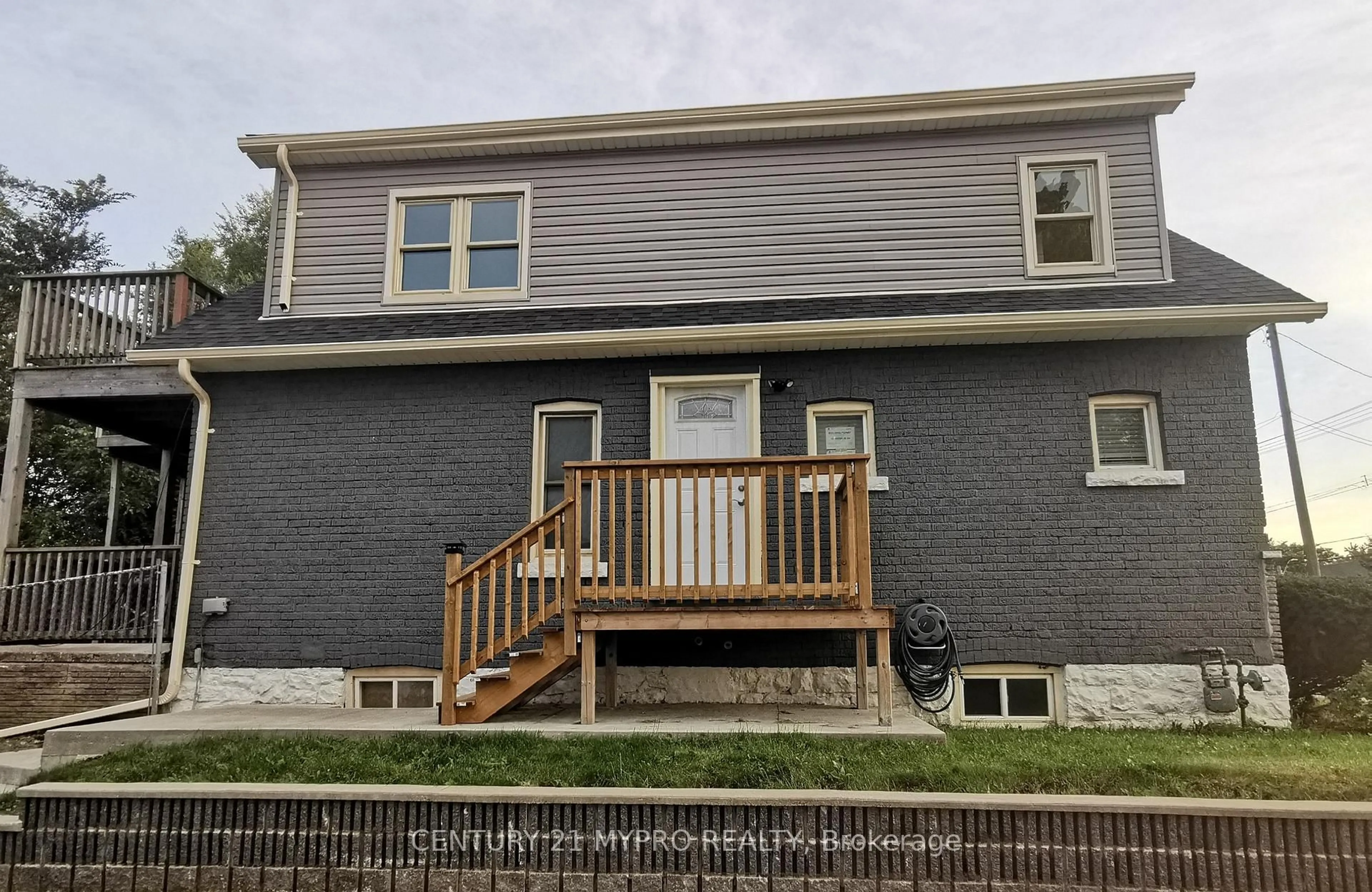 Home with vinyl exterior material, unknown for 801 Upper Wellington St, Hamilton Ontario L9A 3R5