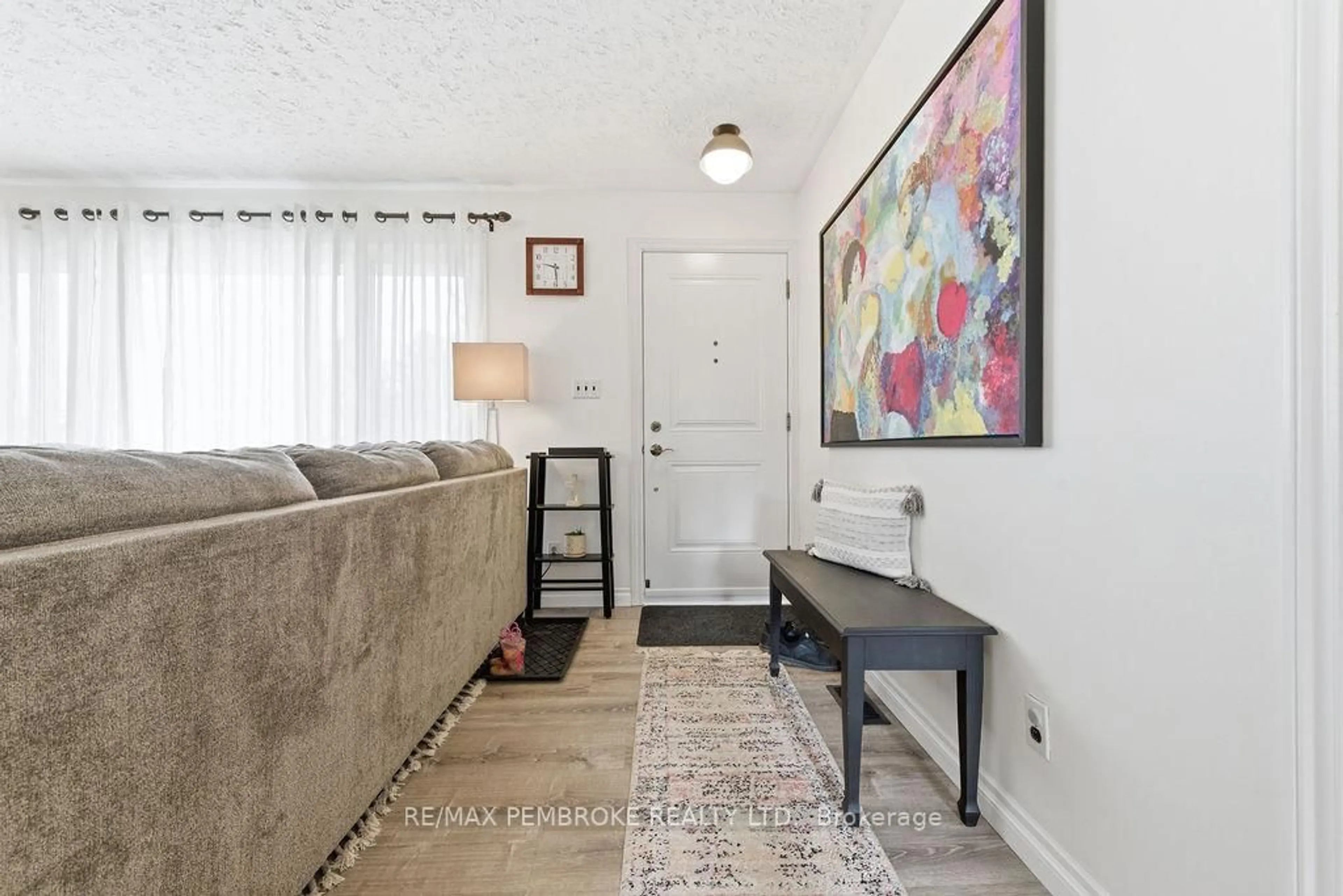Indoor entryway for 20 Elmer Ave, Petawawa Ontario K8H 2M2