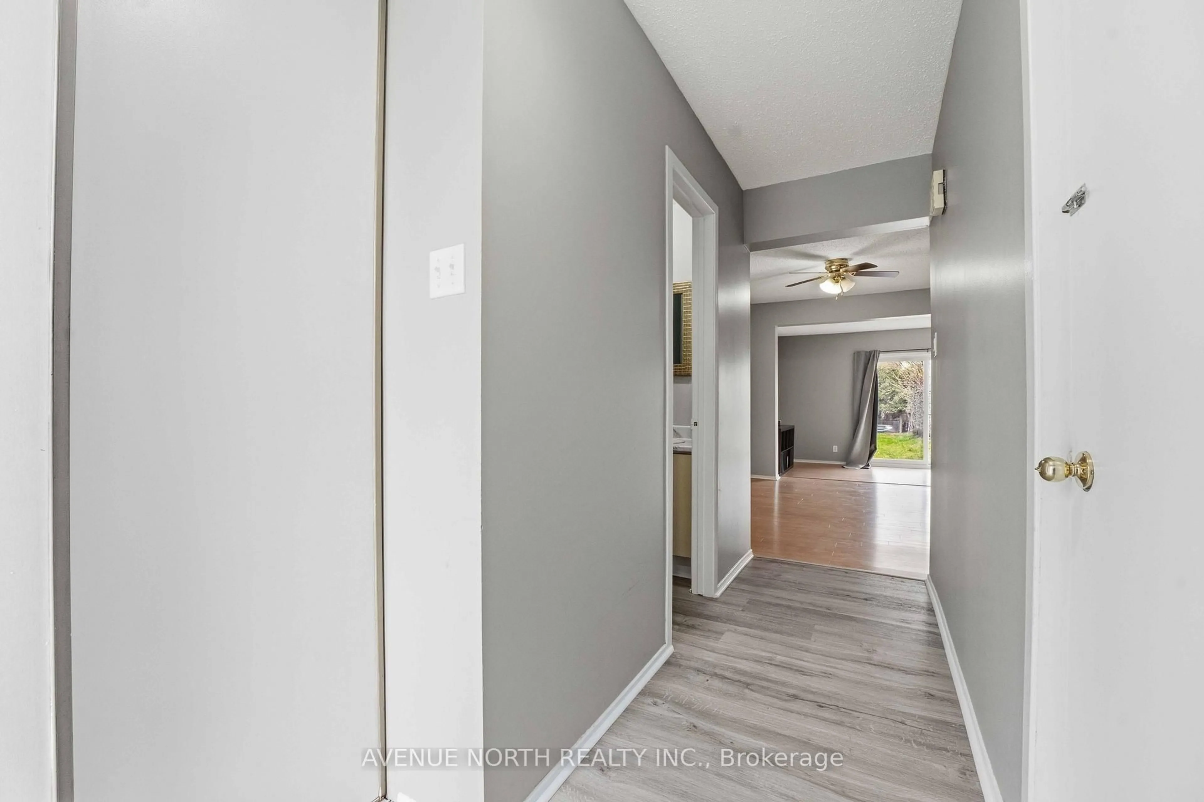Indoor entryway for 6467 Natalie Way, Orleans Ontario K1C 4Y3