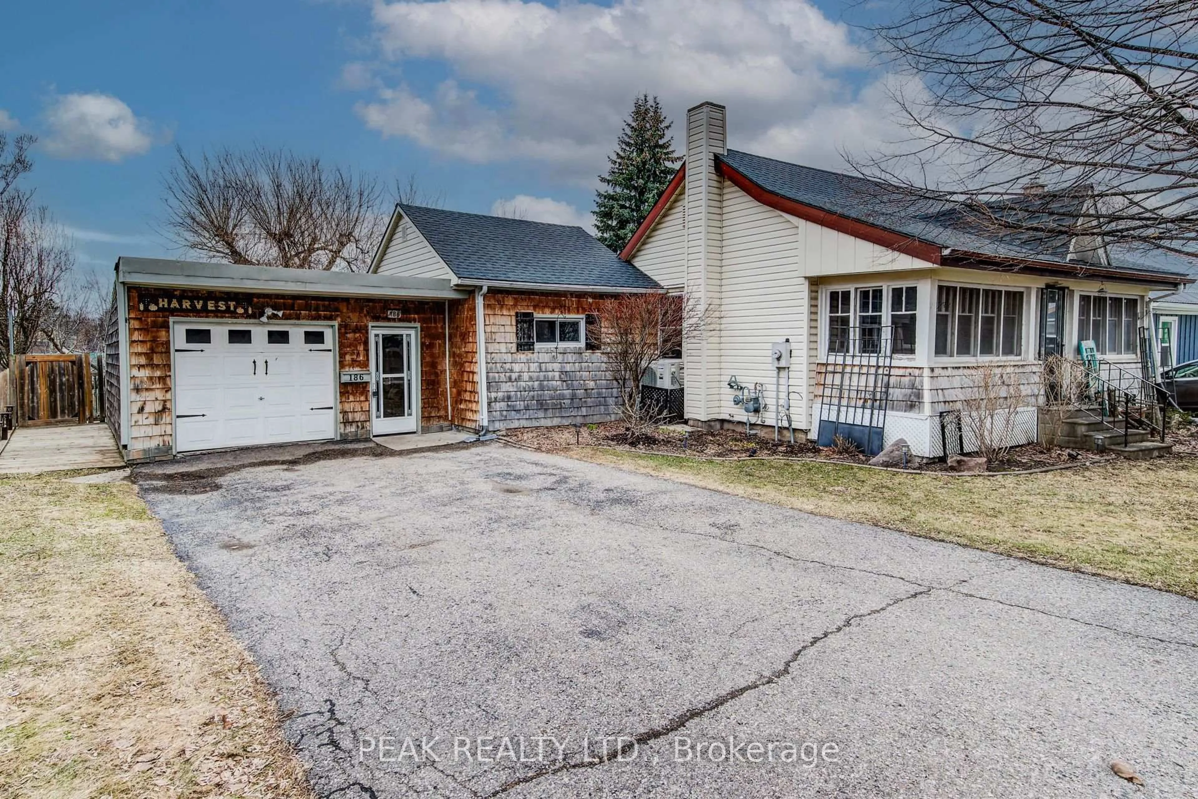 A pic from outside/outdoor area/front of a property/back of a property/a pic from drone, street for 186 Norwich Ave, Woodstock Ontario N4S 3V6