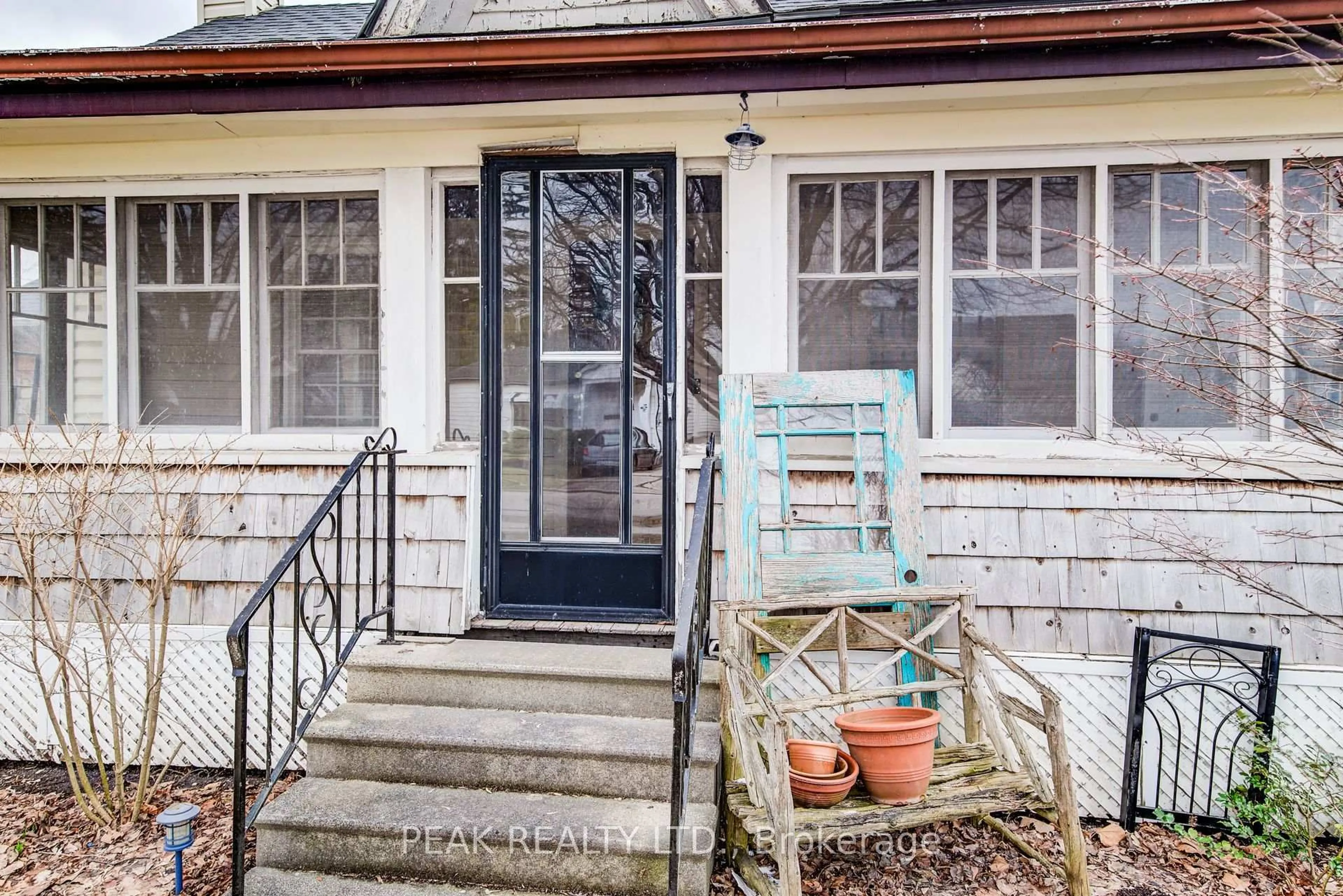Indoor entryway for 186 Norwich Ave, Woodstock Ontario N4S 3V6