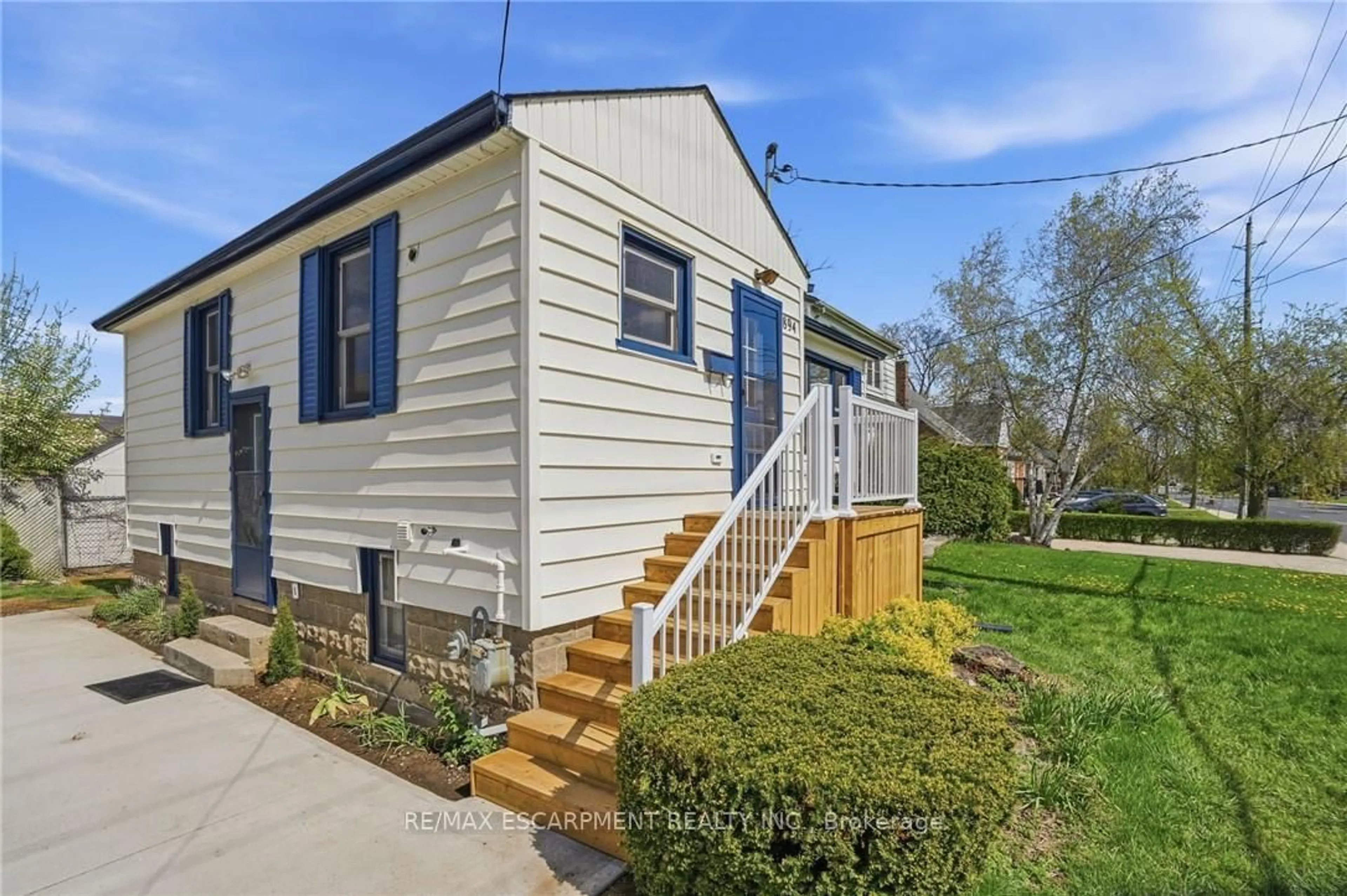 Home with vinyl exterior material, street for 894 Garth St, Hamilton Ontario L9G 4K9