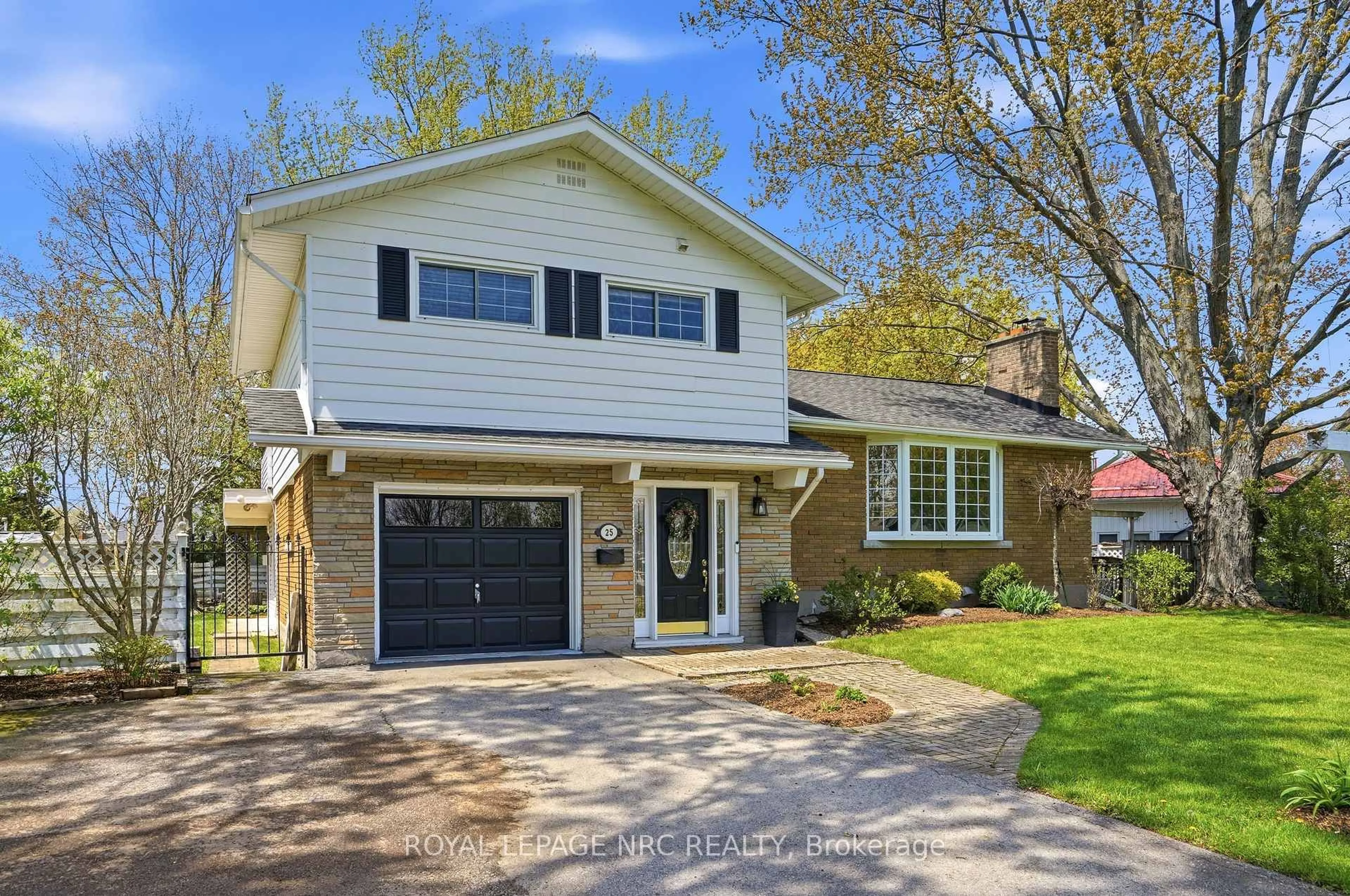 Home with vinyl exterior material, street for 25 Richmond St, Welland Ontario L3B 5L5