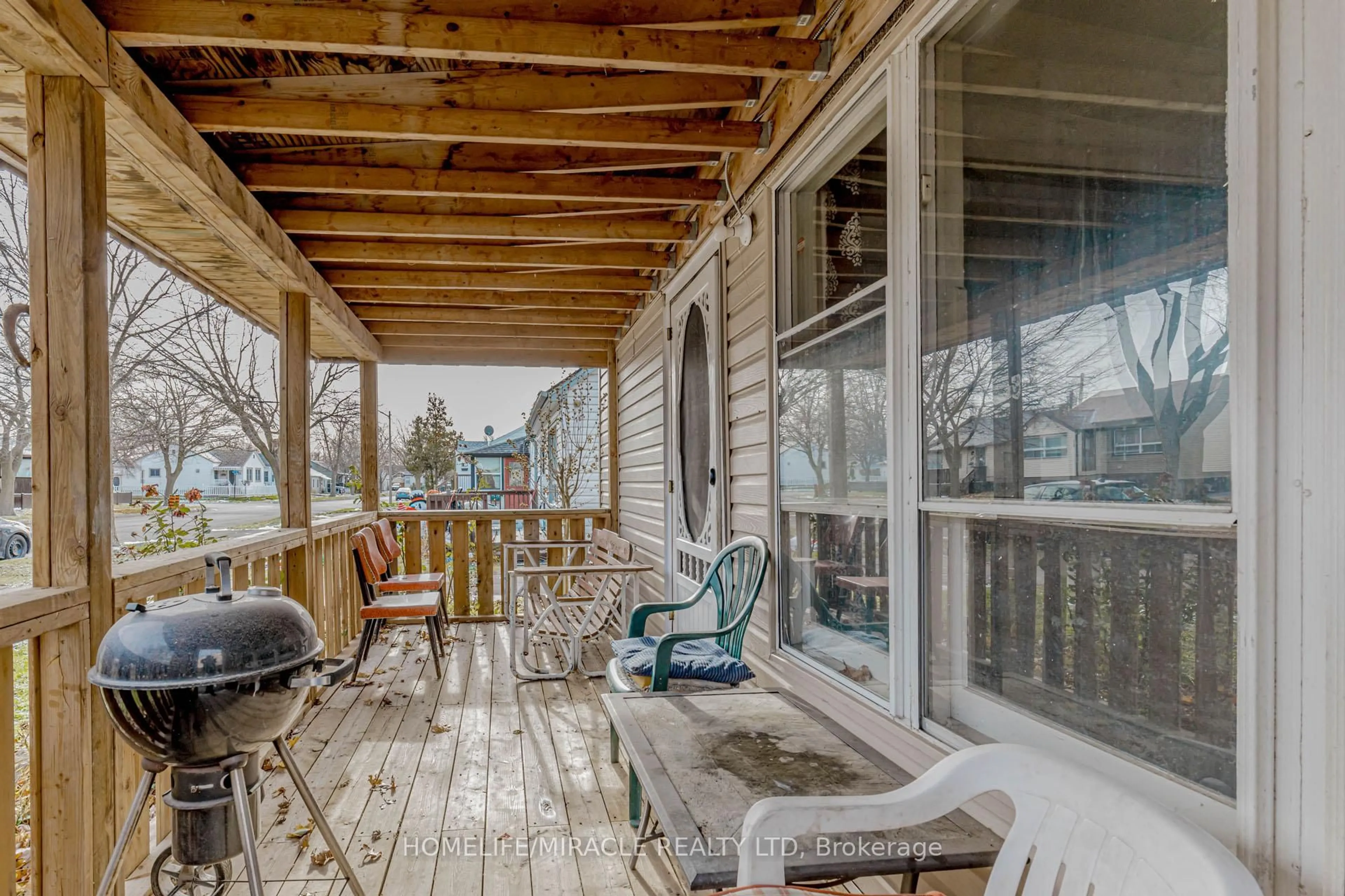 Patio, unknown for 107 Dover Rd, Welland Ontario L3B 2V1