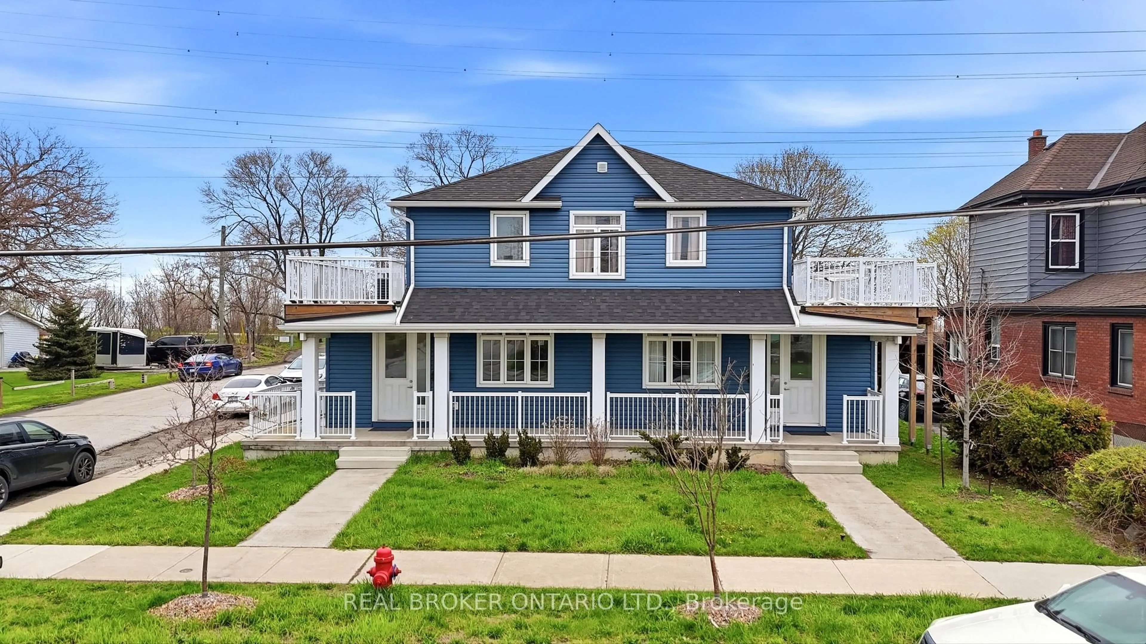 Home with vinyl exterior material, street for 777 Beach Blvd, Hamilton Ontario L8H 6Y5