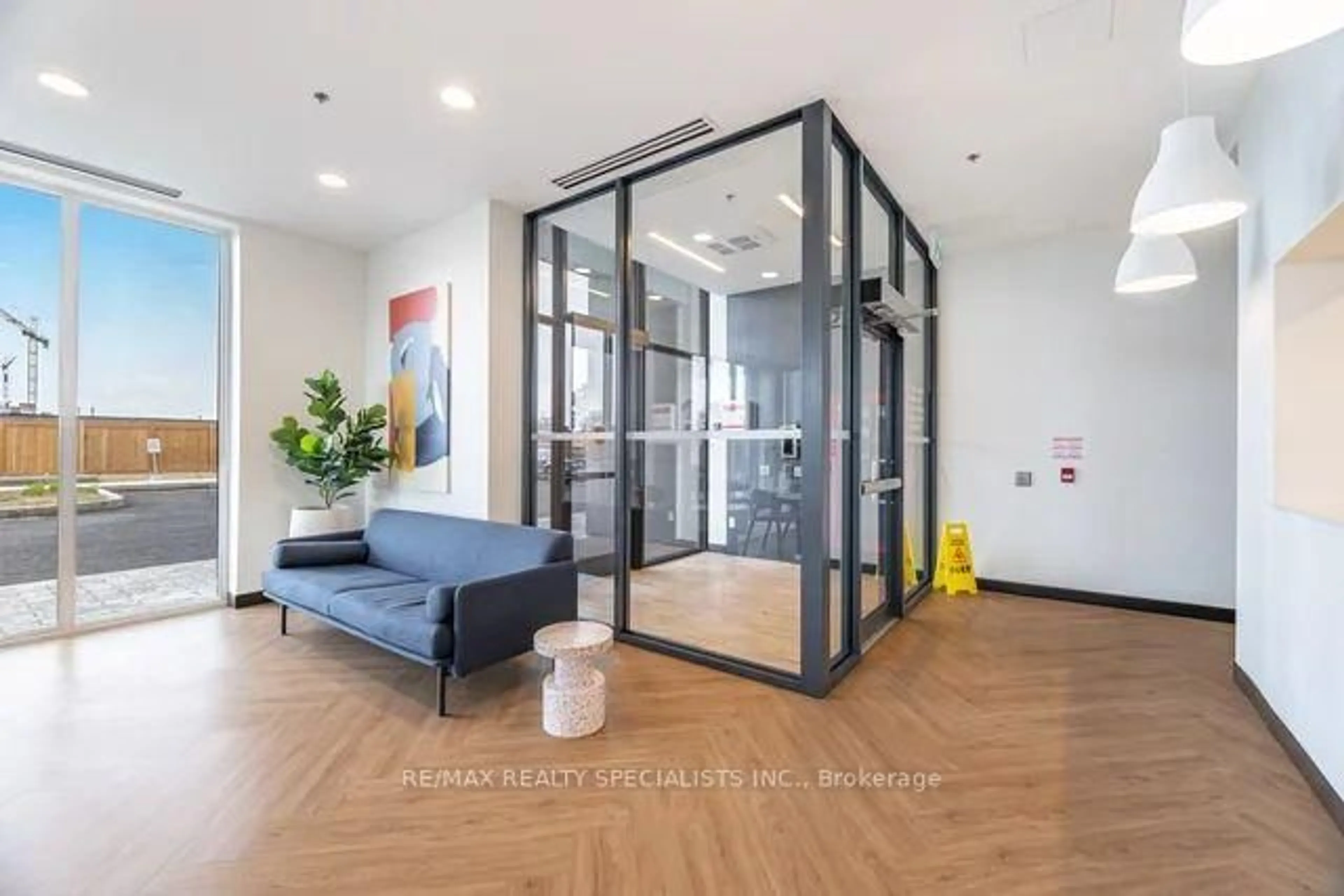 Indoor foyer for 1333 Weber St #103, Kitchener Ontario N2A 1C2