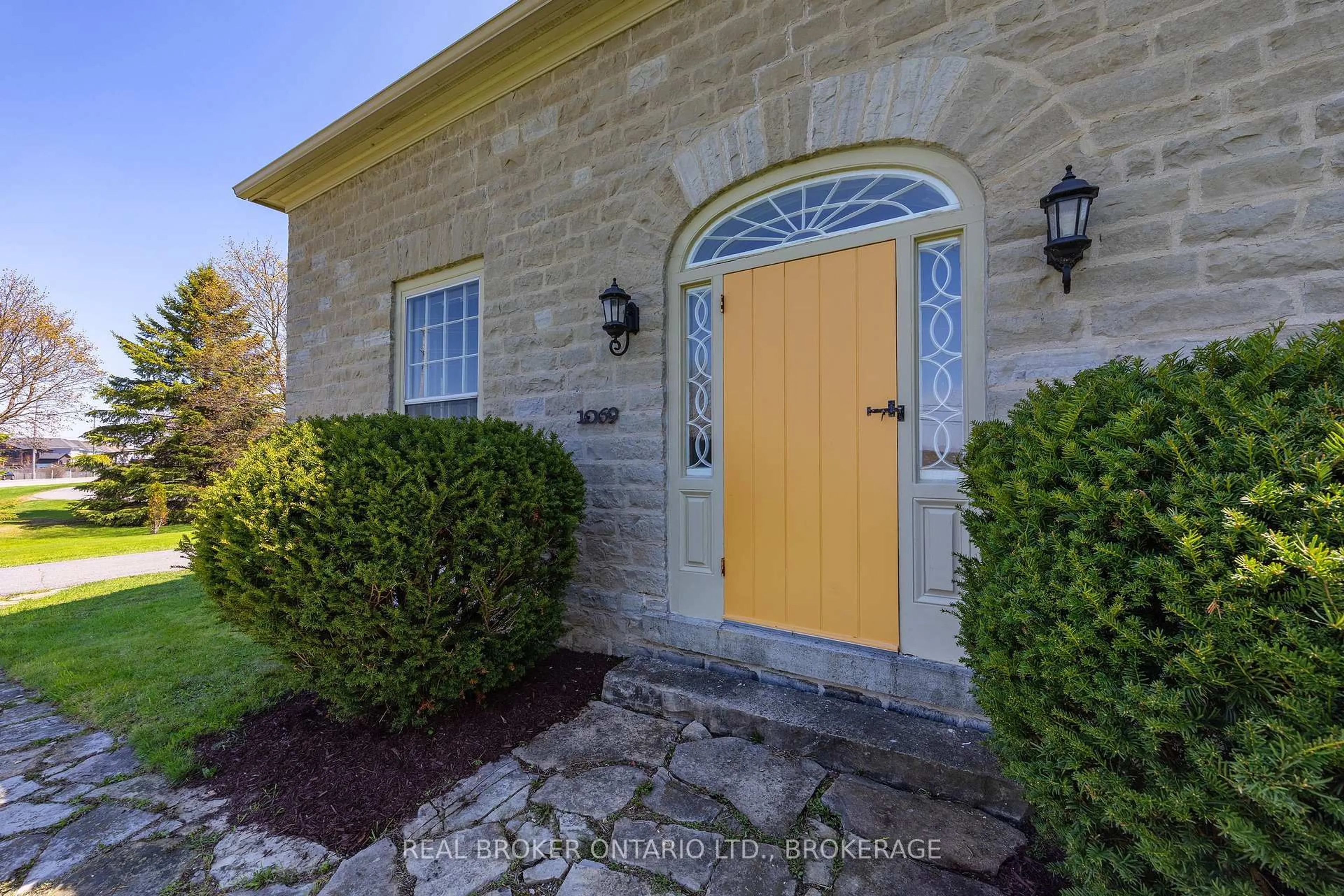 Indoor entryway for 1069 HIGHWAY 15, Kingston Ontario K7L 0C4