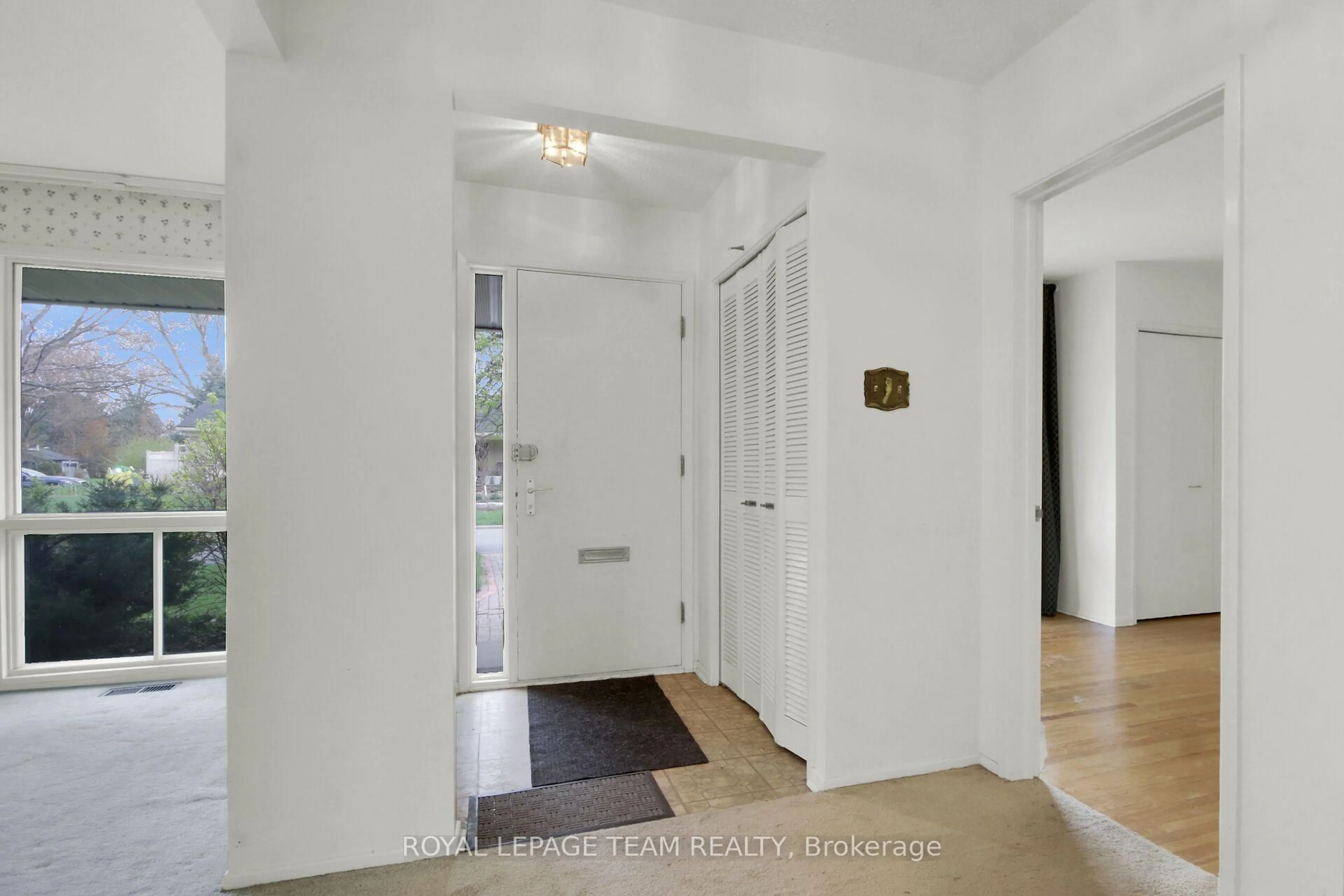 Indoor entryway for 2 Aleutian Rd, Ottawa Ontario K2H 7C8