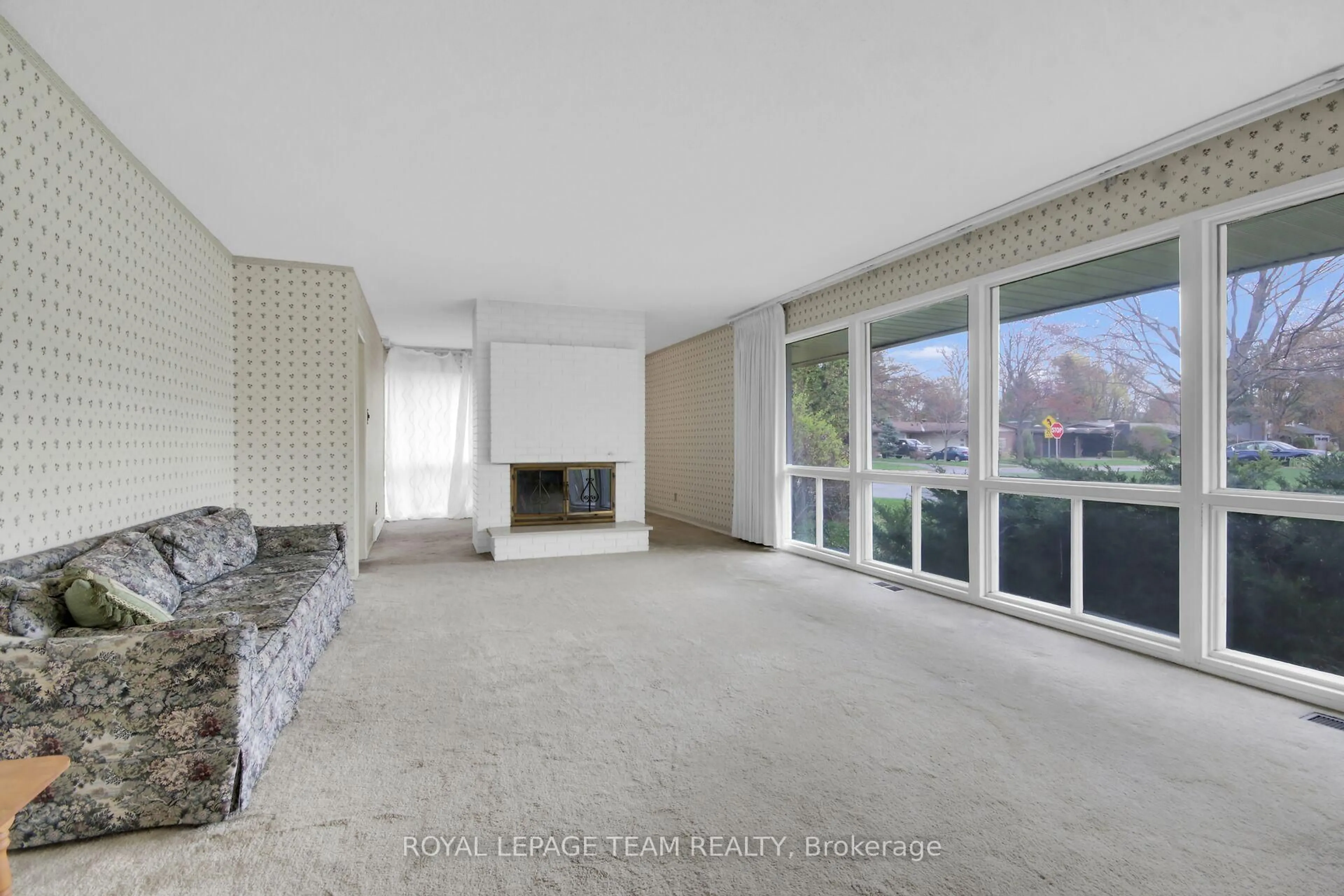 A pic of a room for 2 Aleutian Rd, Ottawa Ontario K2H 7C8