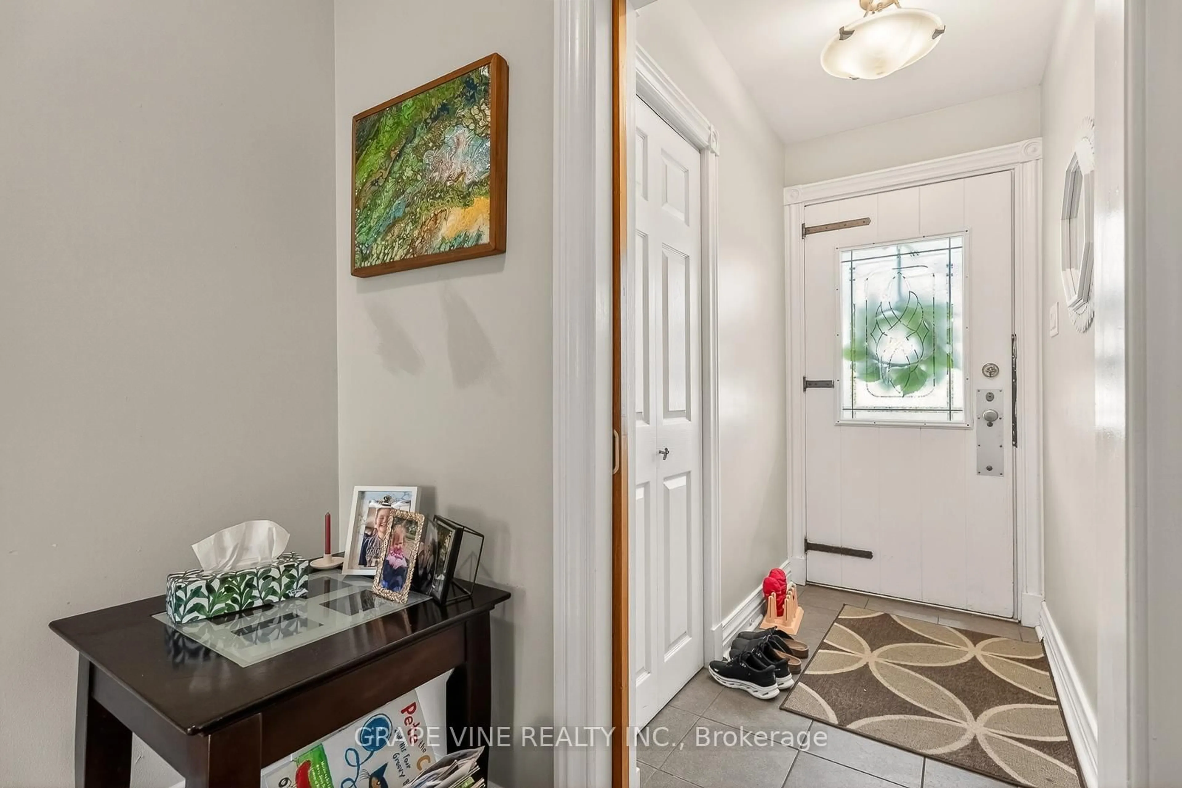 Indoor entryway for 46 Macfarlane Rd, Ottawa Ontario K2E 6V5