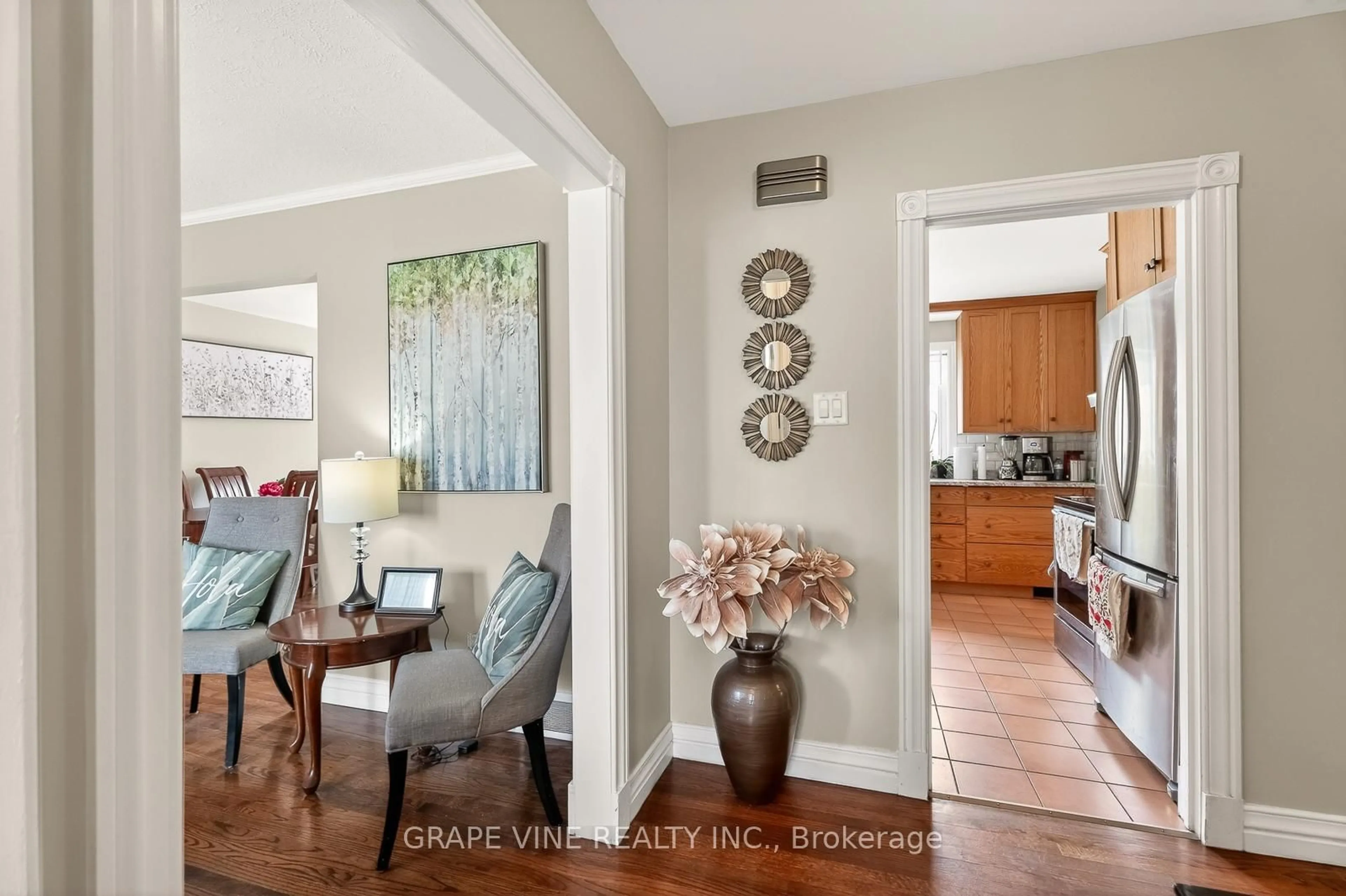Indoor entryway for 46 Macfarlane Rd, Ottawa Ontario K2E 6V5