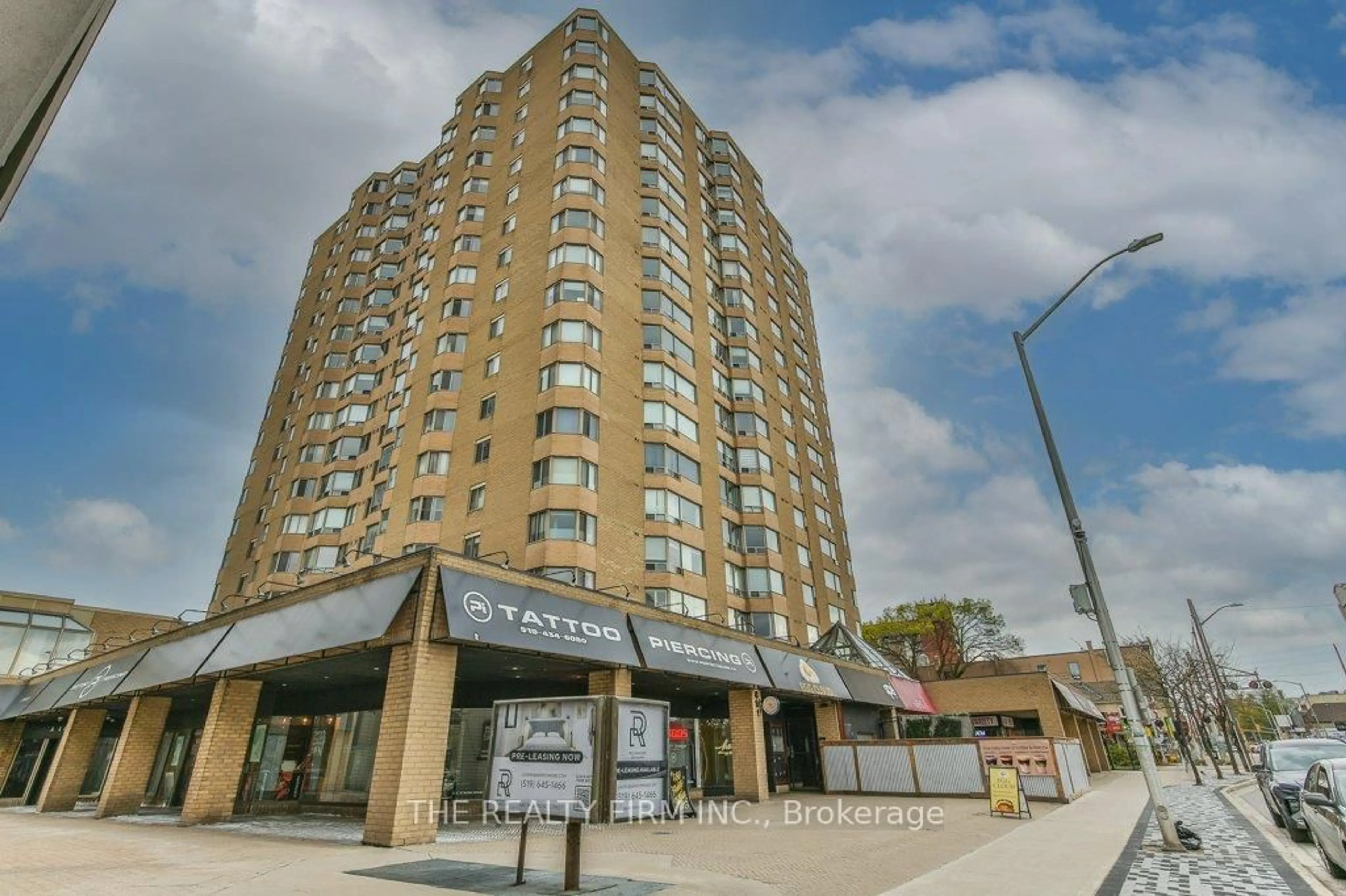 Patio, building for 695 RICHMOND St #707, London East Ontario N6A 5M8