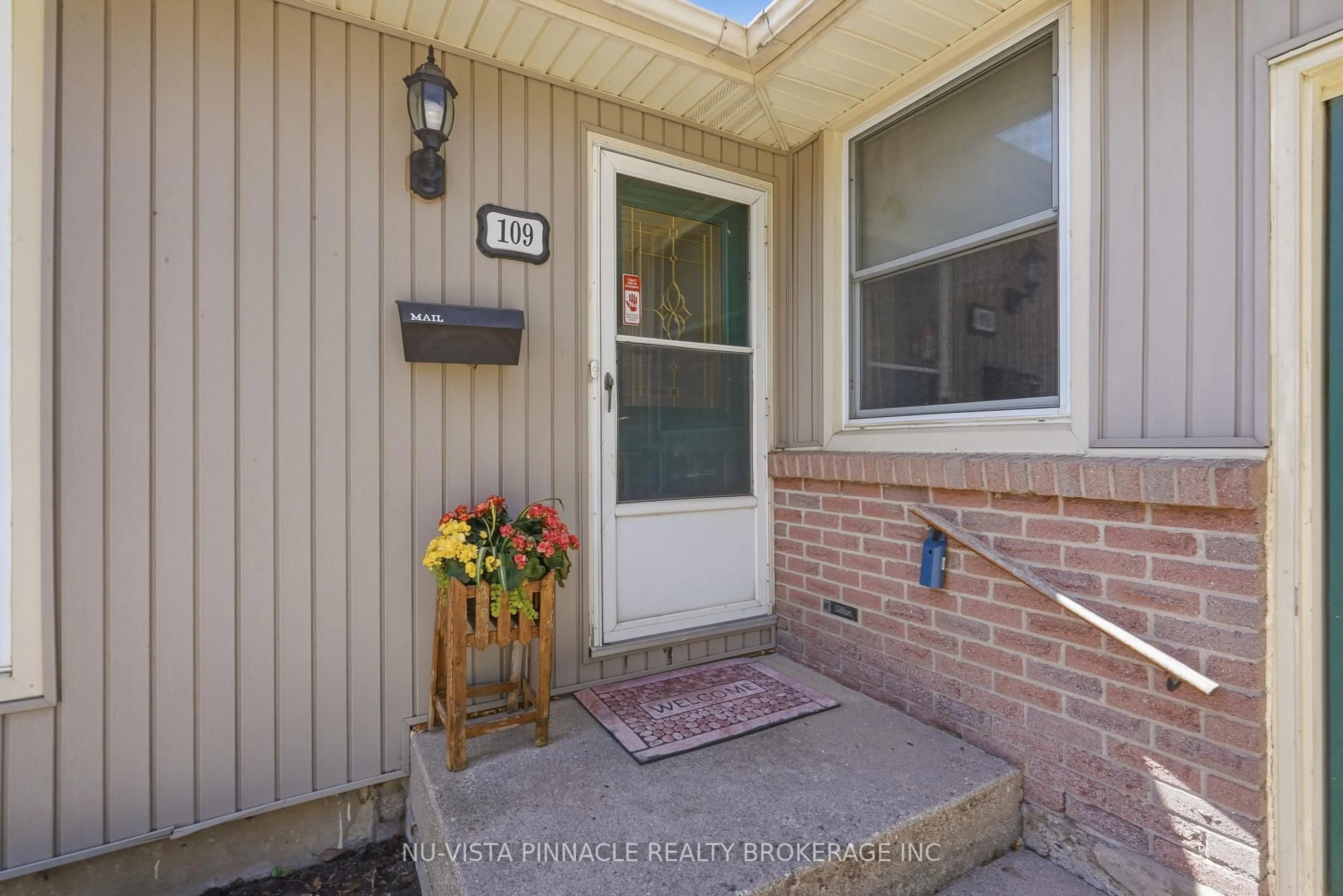 Indoor entryway for 109 Brixham Cres, London South Ontario N6K 1K9