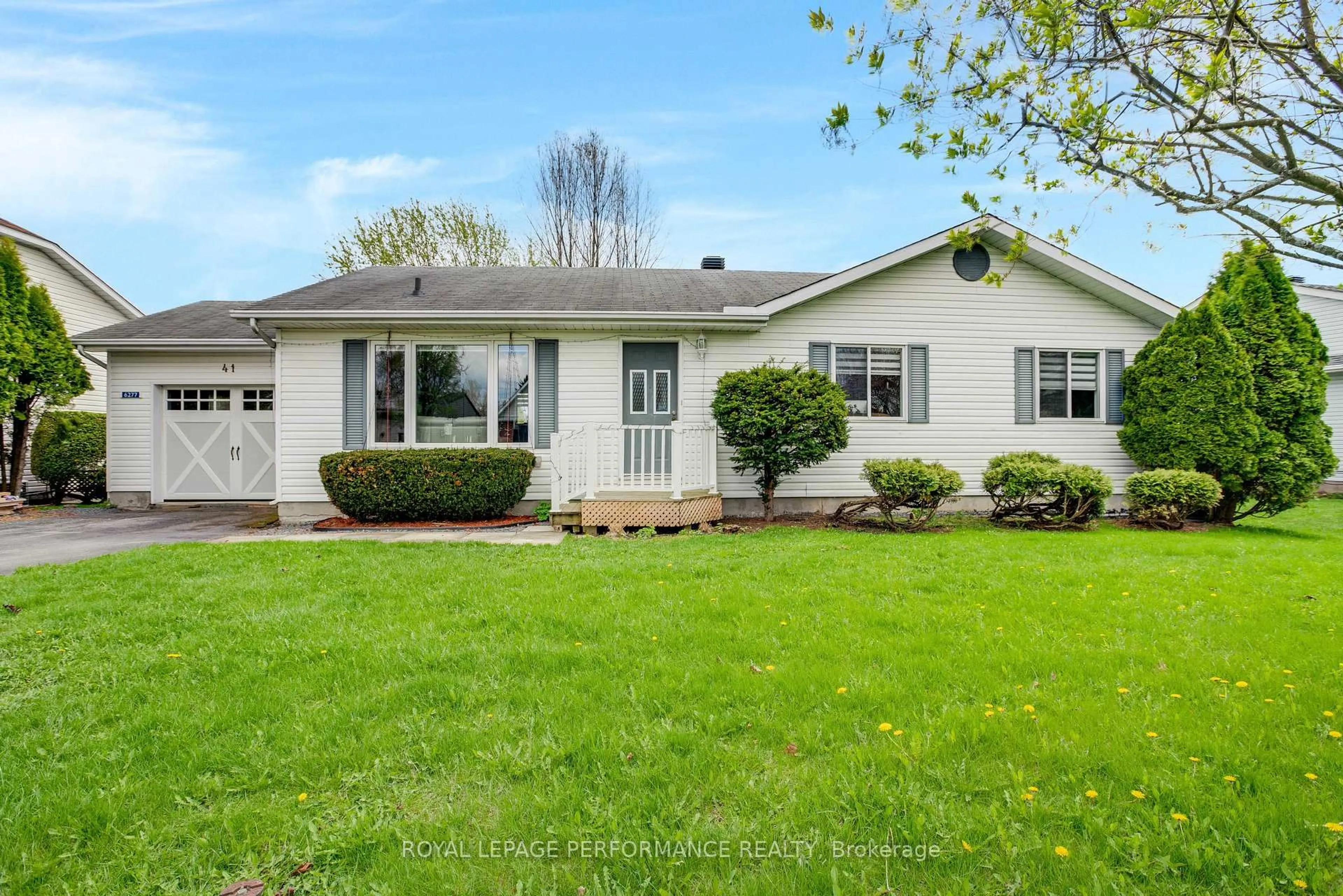 Home with vinyl exterior material, street for 6277 Macrae Crt, South Glengarry Ontario K0C 1E0