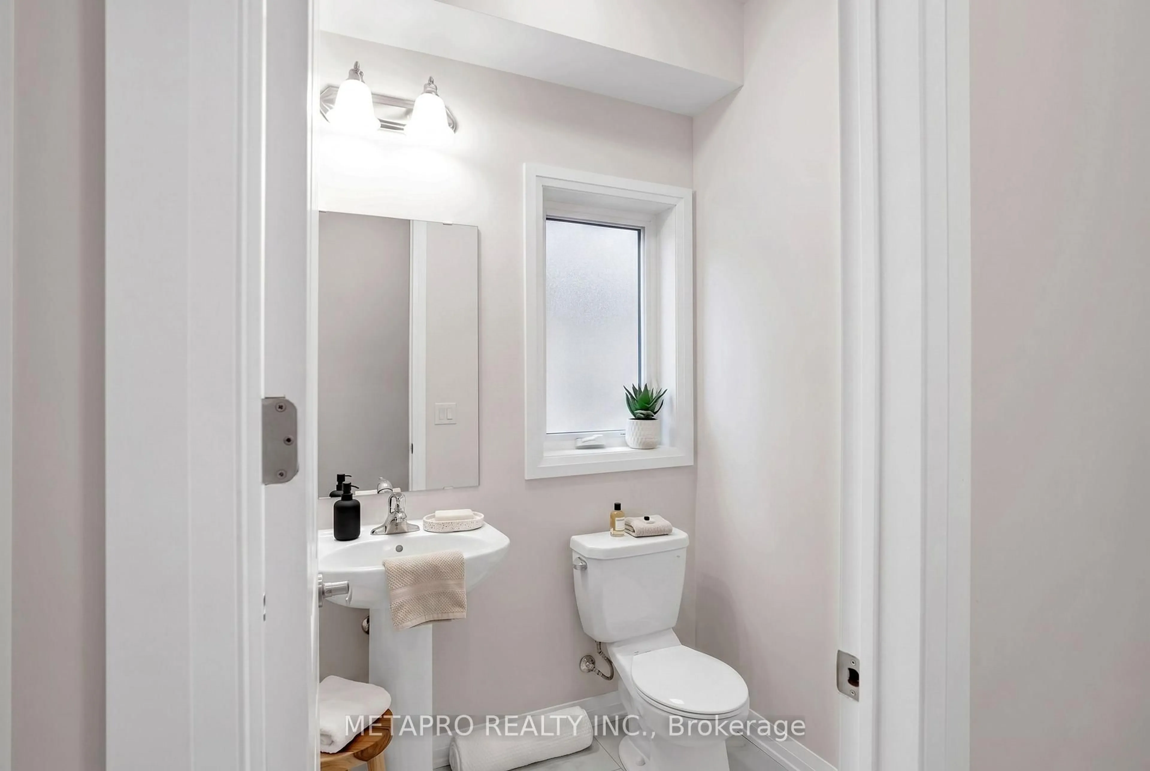 Standard bathroom, ceramic/tile floor for 109 Dingman St, Wellington North Ontario N0G 1A0