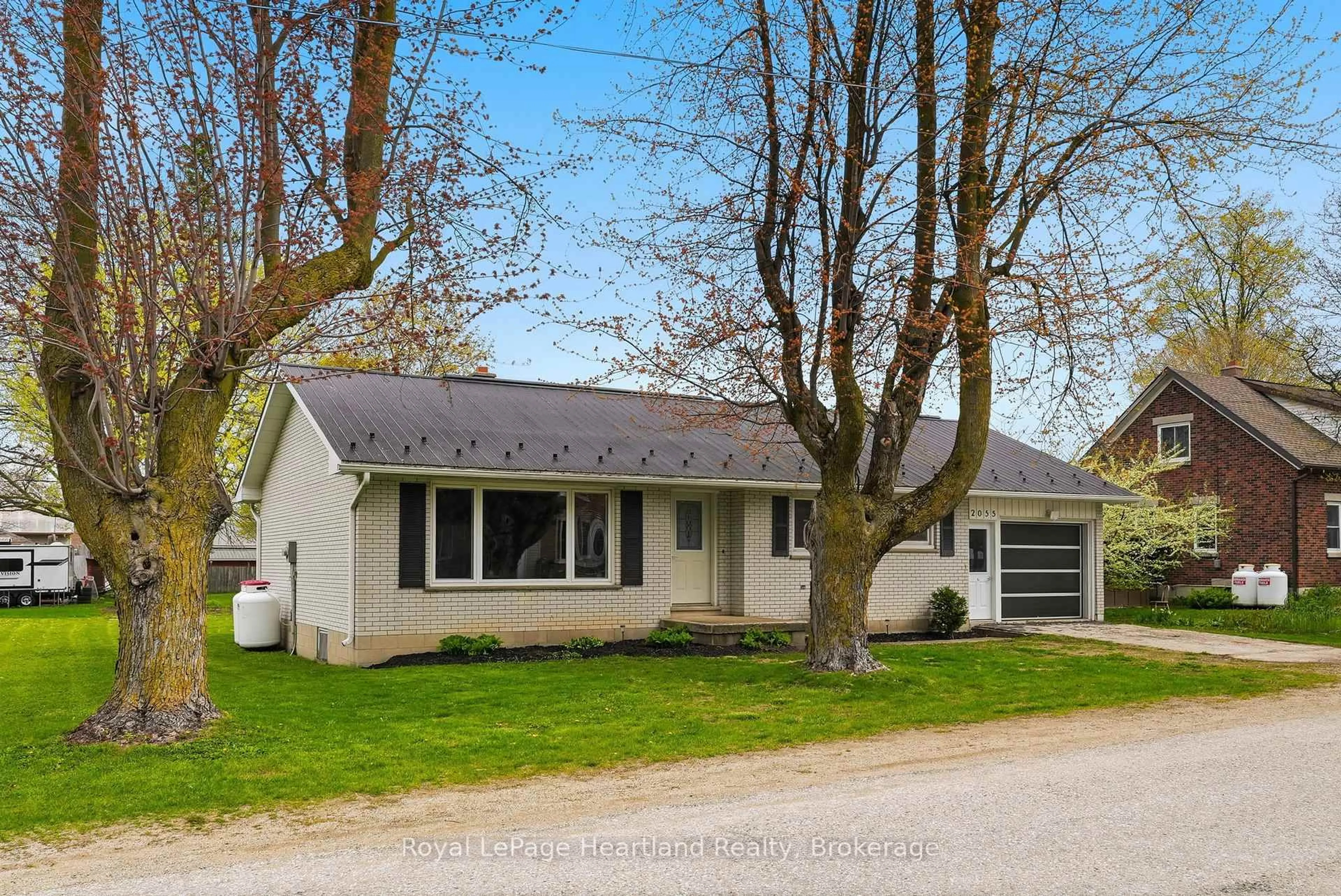 Home with vinyl exterior material, street for 2055 John St, Howick Ontario N0G 1X0