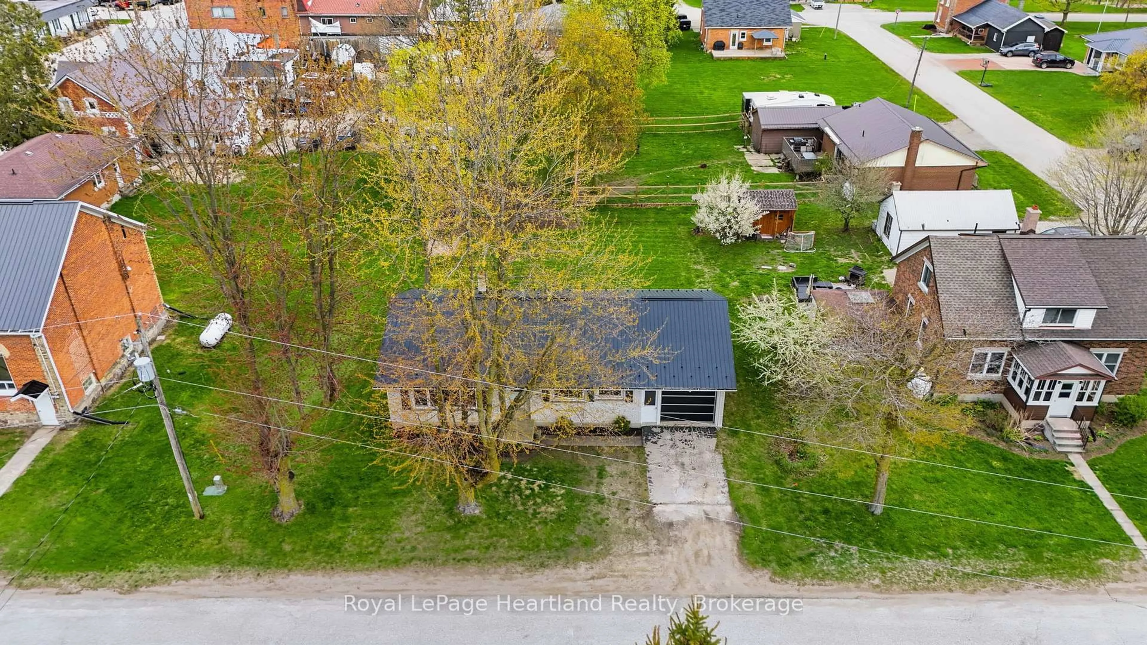 A pic from outside/outdoor area/front of a property/back of a property/a pic from drone, street for 2055 John St, Howick Ontario N0G 1X0