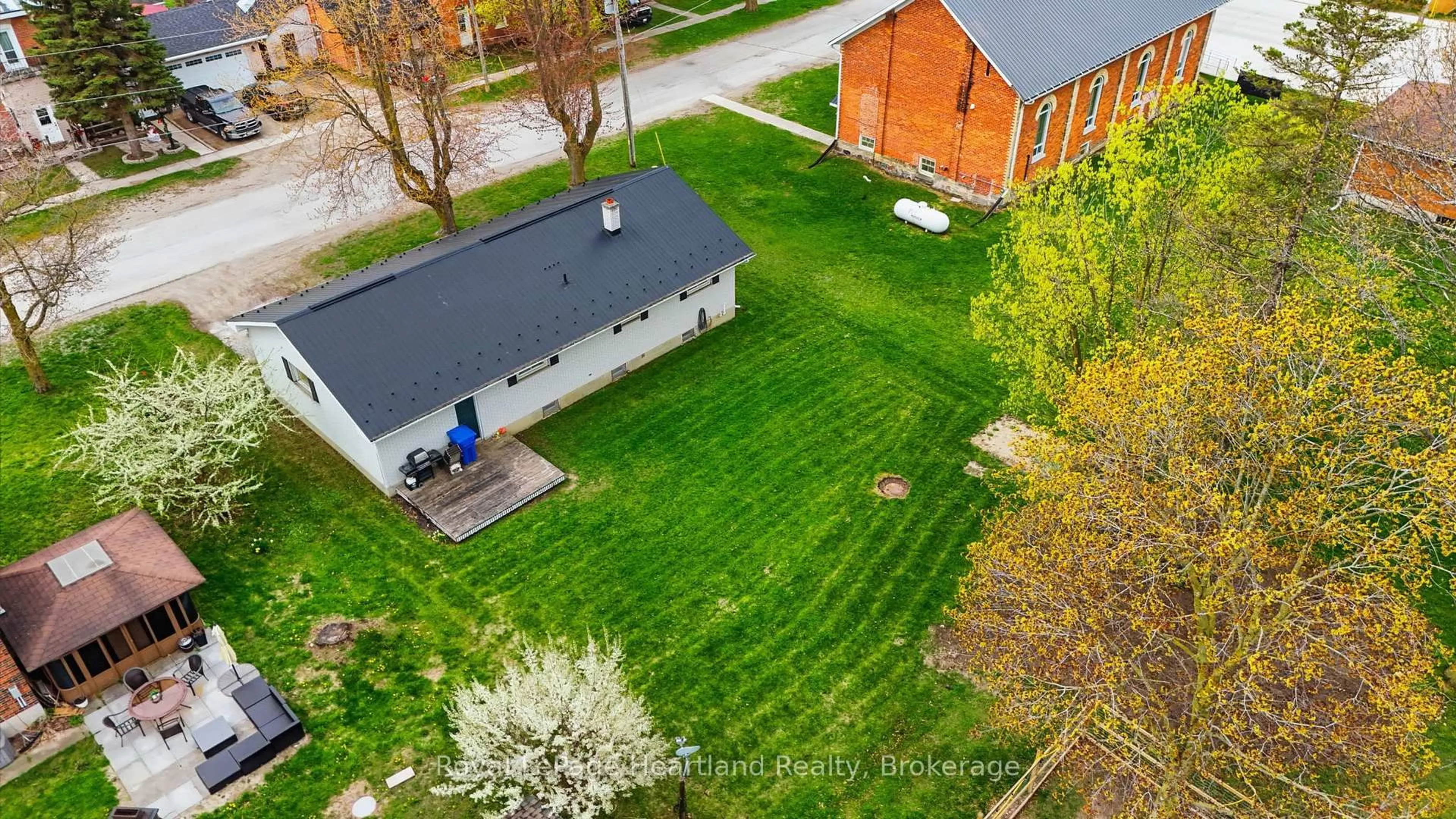 A pic from outside/outdoor area/front of a property/back of a property/a pic from drone, street for 2055 John St, Howick Ontario N0G 1X0