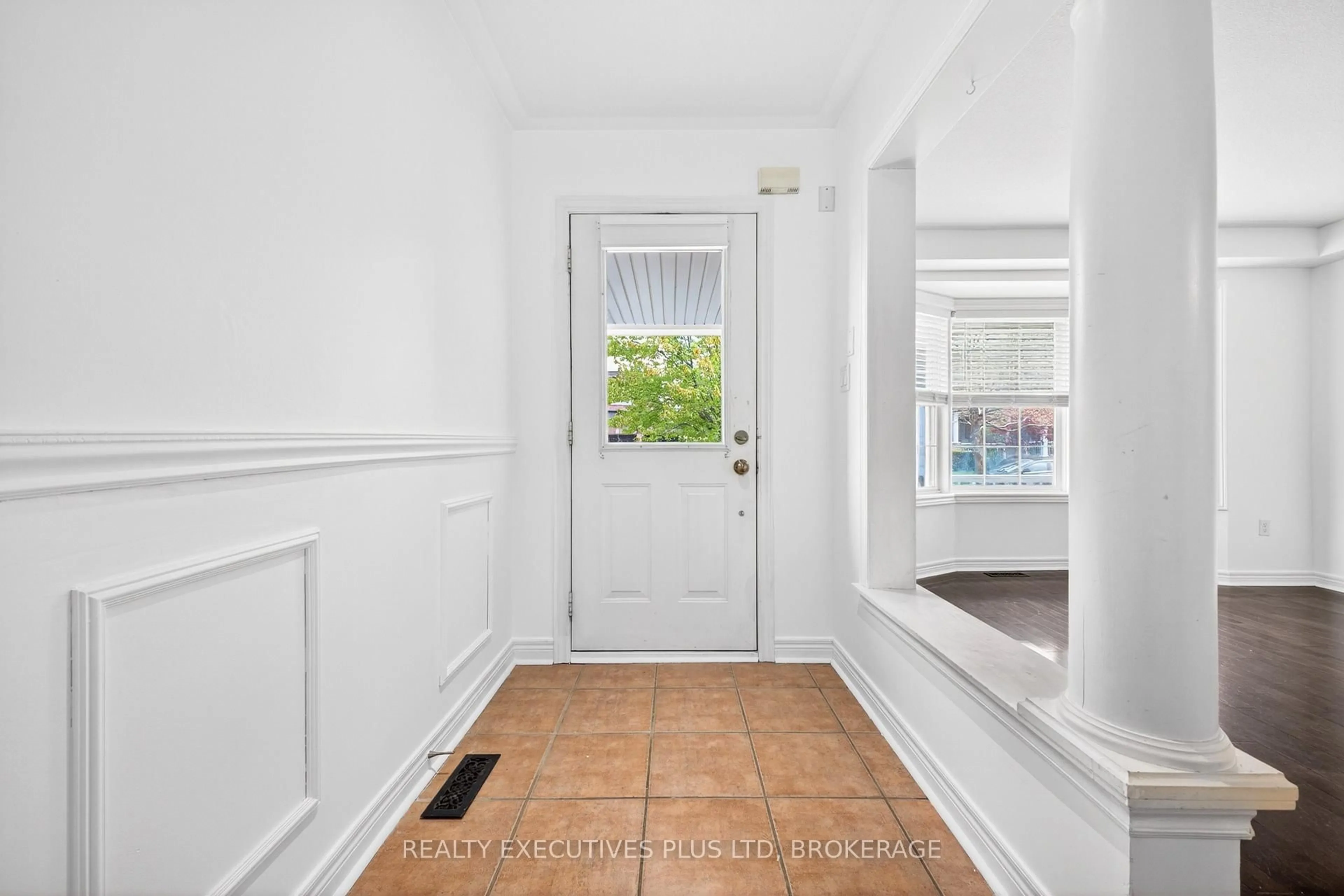 Indoor entryway for 389 Wright Cres, Niagara-on-the-Lake Ontario L0S 1J0