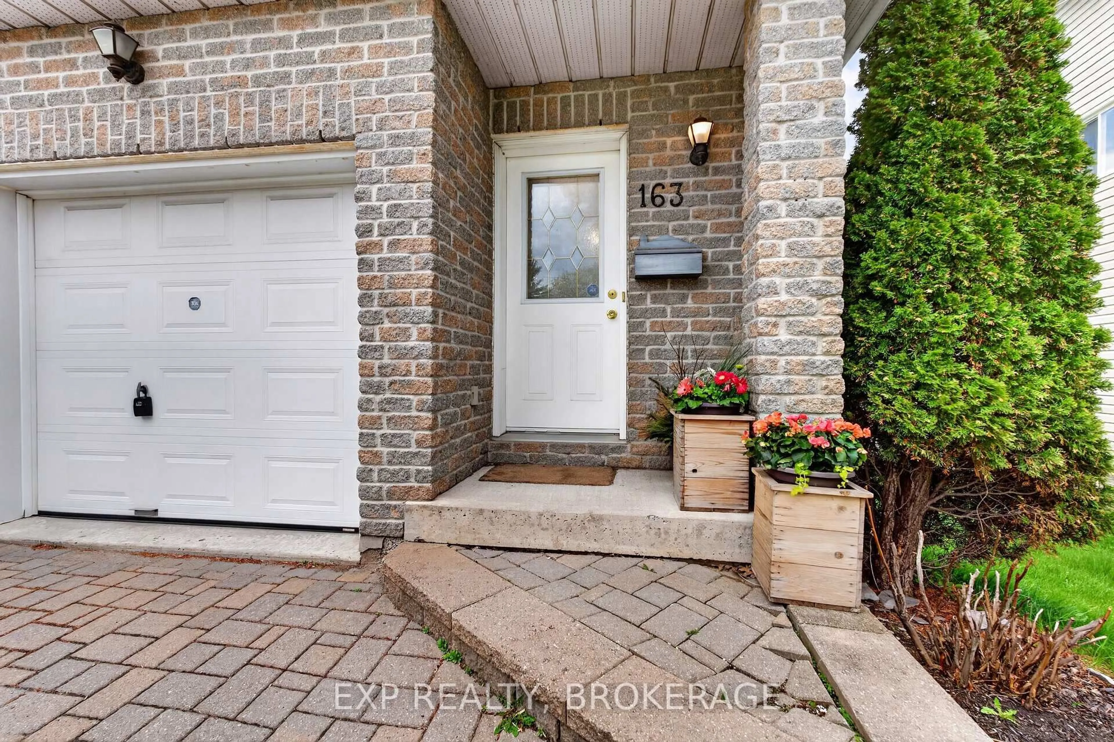 Indoor entryway for 163 GUTHRIE Dr, Kingston Ontario K7K 7A4