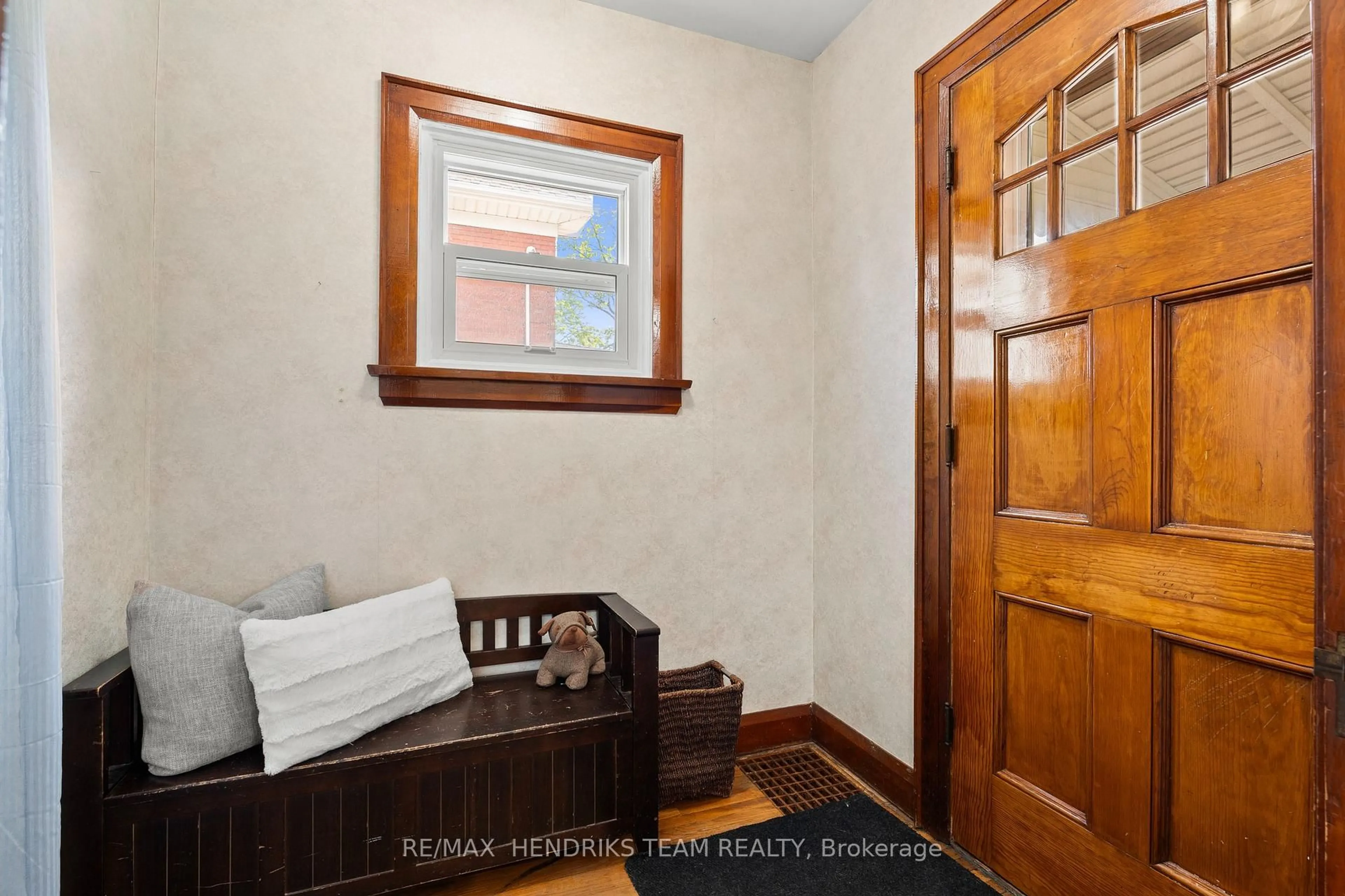 Indoor entryway for 70 Carleton St, Thorold Ontario L2V 2A7