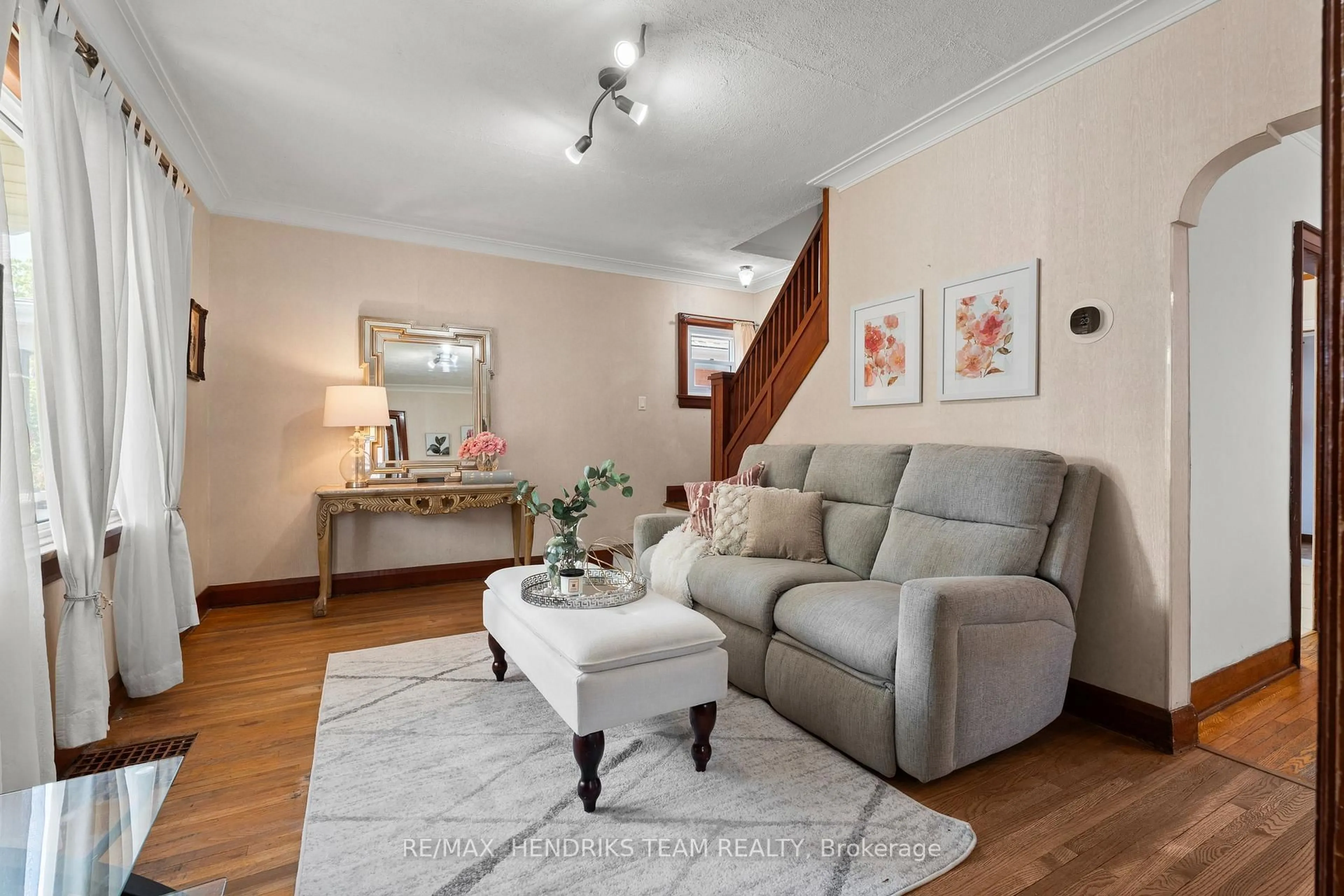 Living room with furniture, unknown for 70 Carleton St, Thorold Ontario L2V 2A7