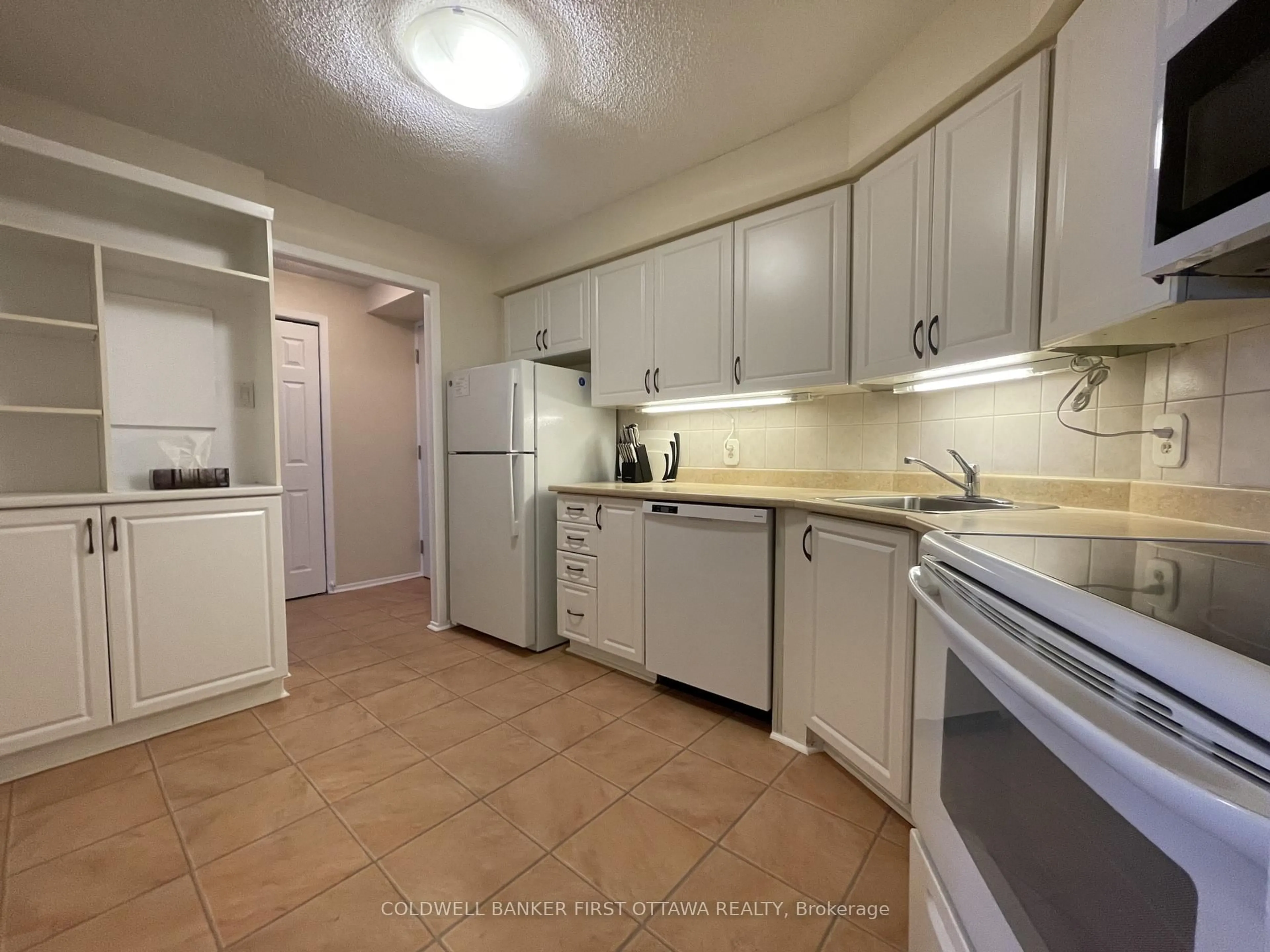 Standard kitchen, ceramic/tile floor for 1025 Grenon Ave #901, Ottawa Ontario K2B 8S5