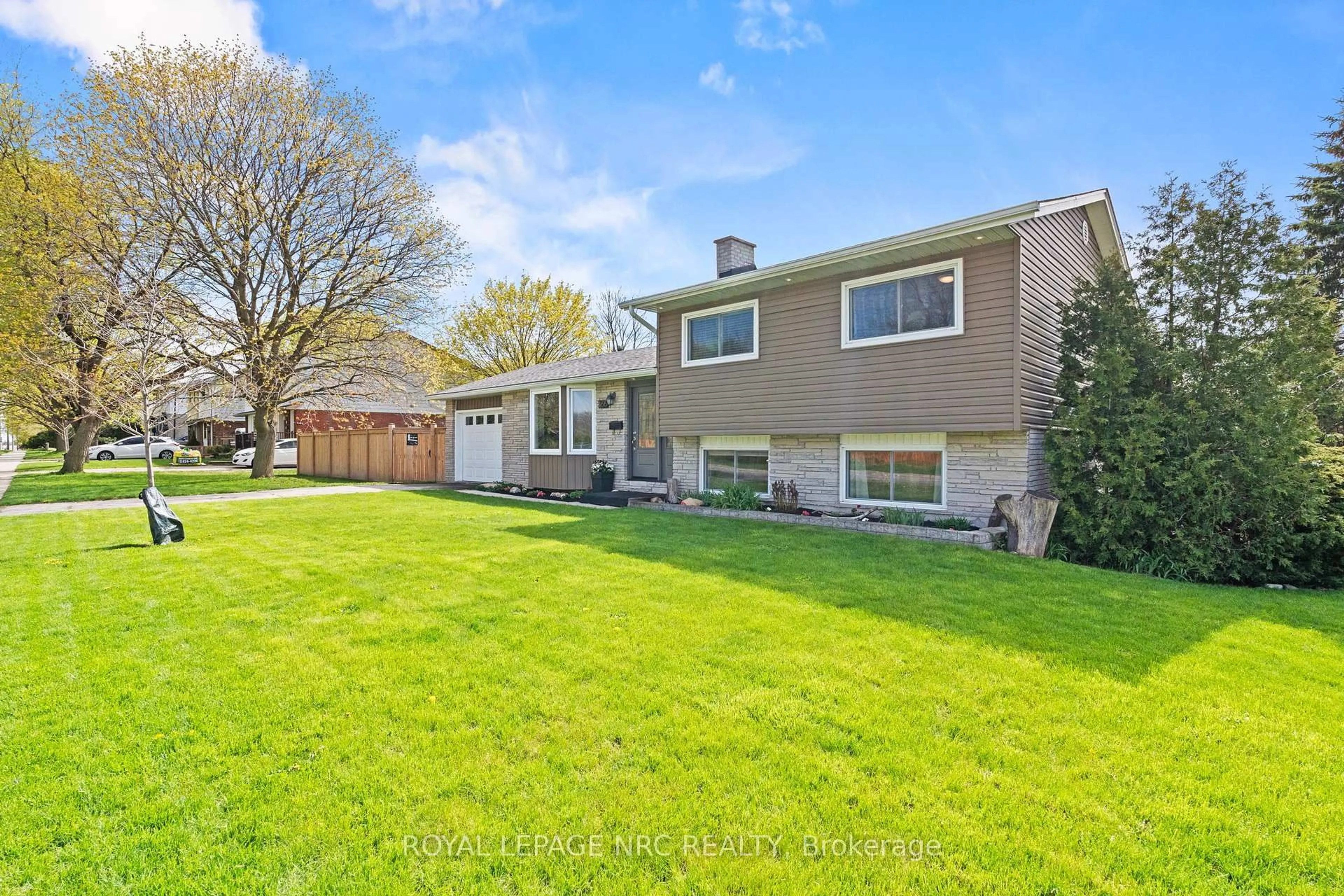 Home with vinyl exterior material, street for 466 Willow Rd, Guelph Ontario N1H 6S2