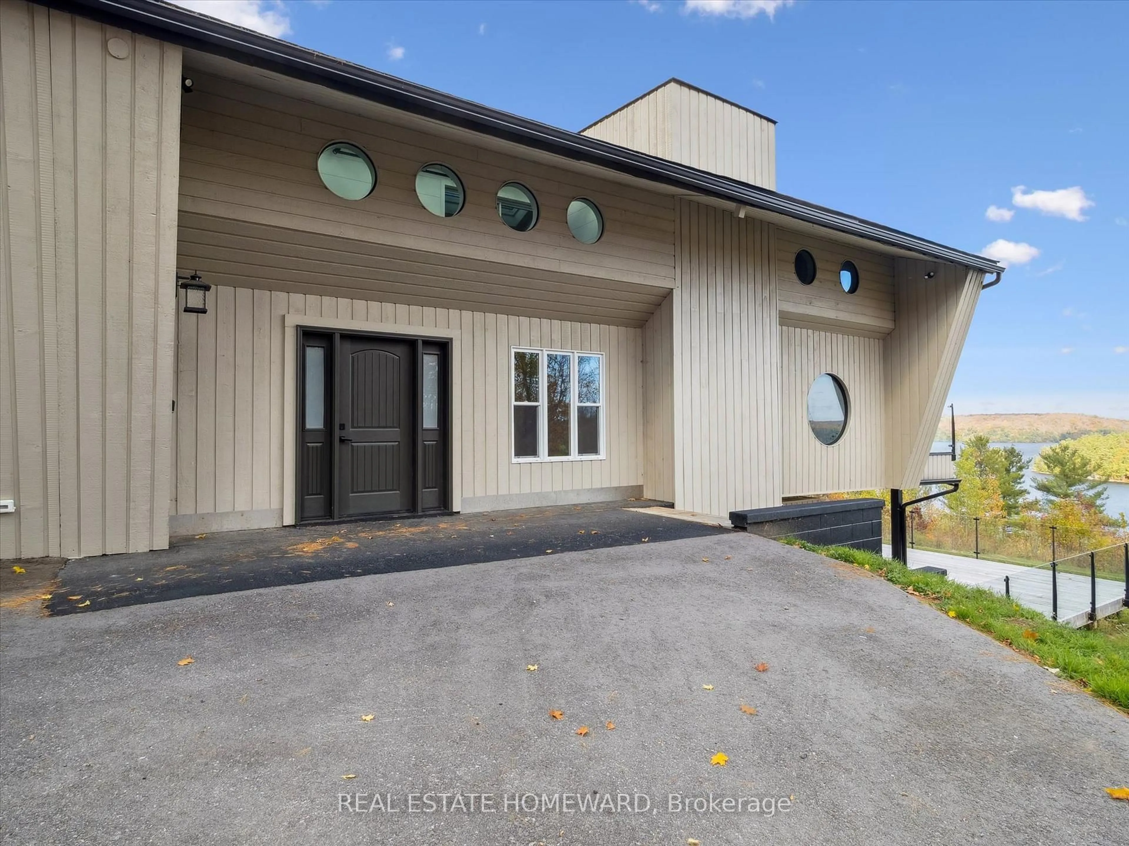 Indoor foyer for 1085 Austin Lane, Lake of Bays Ontario P0B 1A0