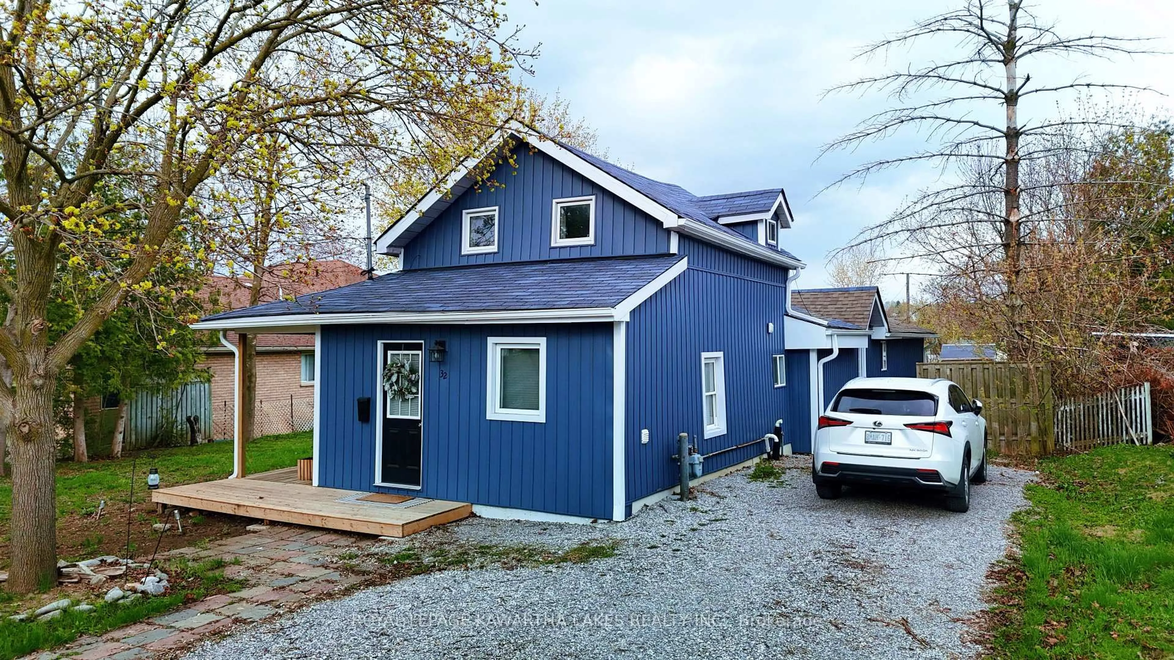 Home with vinyl exterior material, street for 32 Georgian St, Kawartha Lakes Ontario K9V 2E6