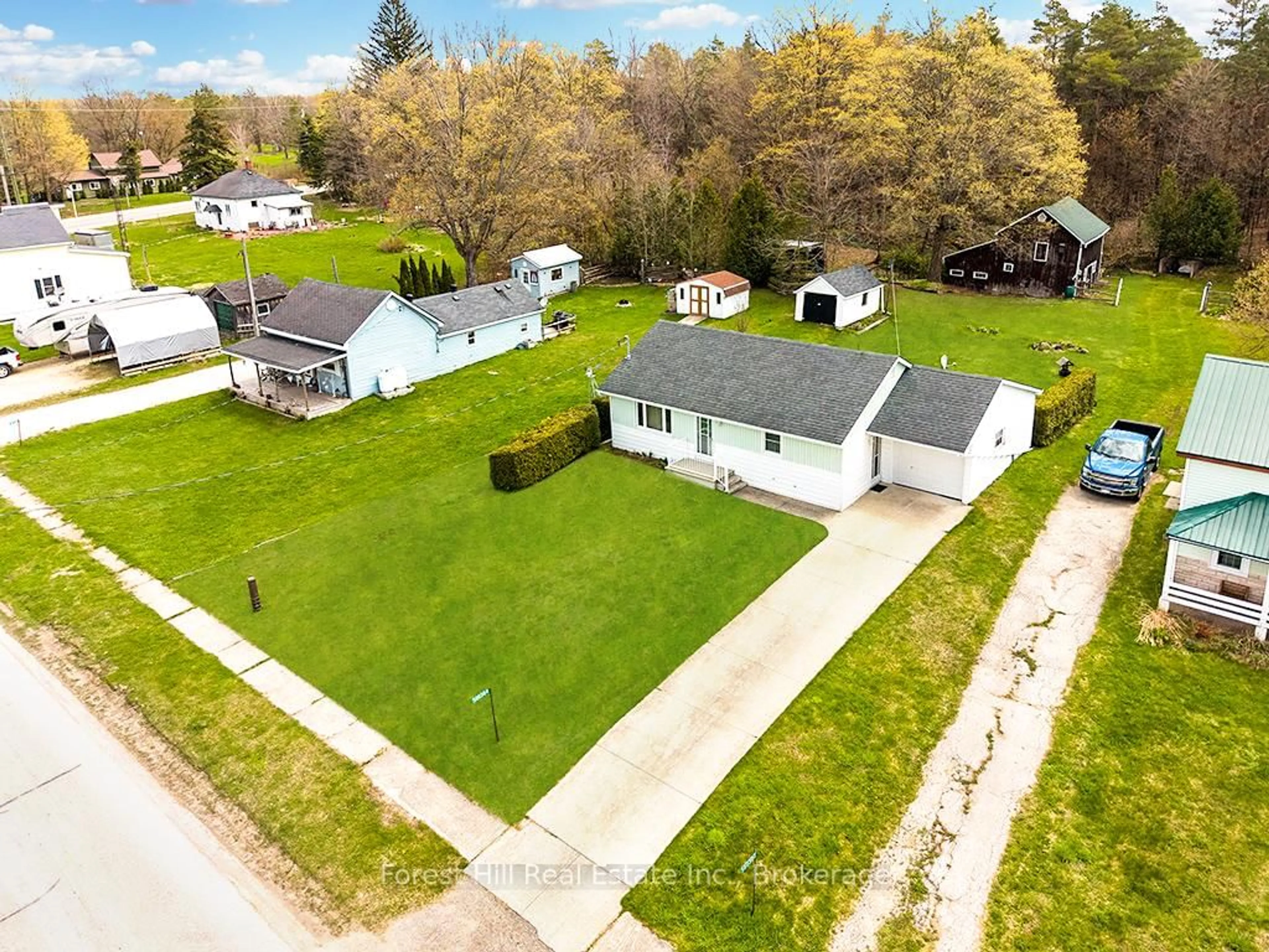 A pic from outside/outdoor area/front of a property/back of a property/a pic from drone, street for 580304 60 Sdrd, Chatsworth Ontario N0H 1C0