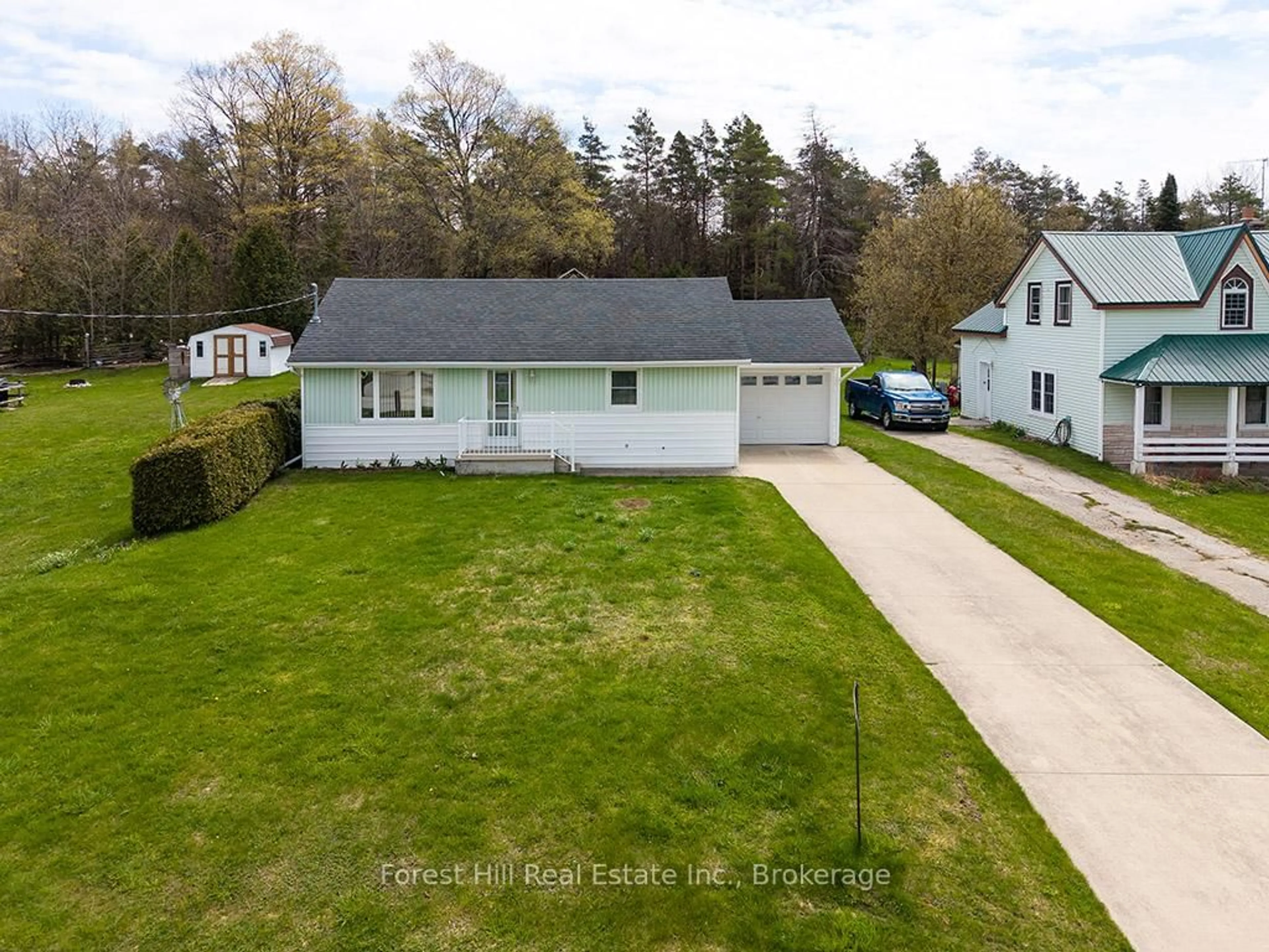 A pic from outside/outdoor area/front of a property/back of a property/a pic from drone, street for 580304 60 Sdrd, Chatsworth Ontario N0H 1C0