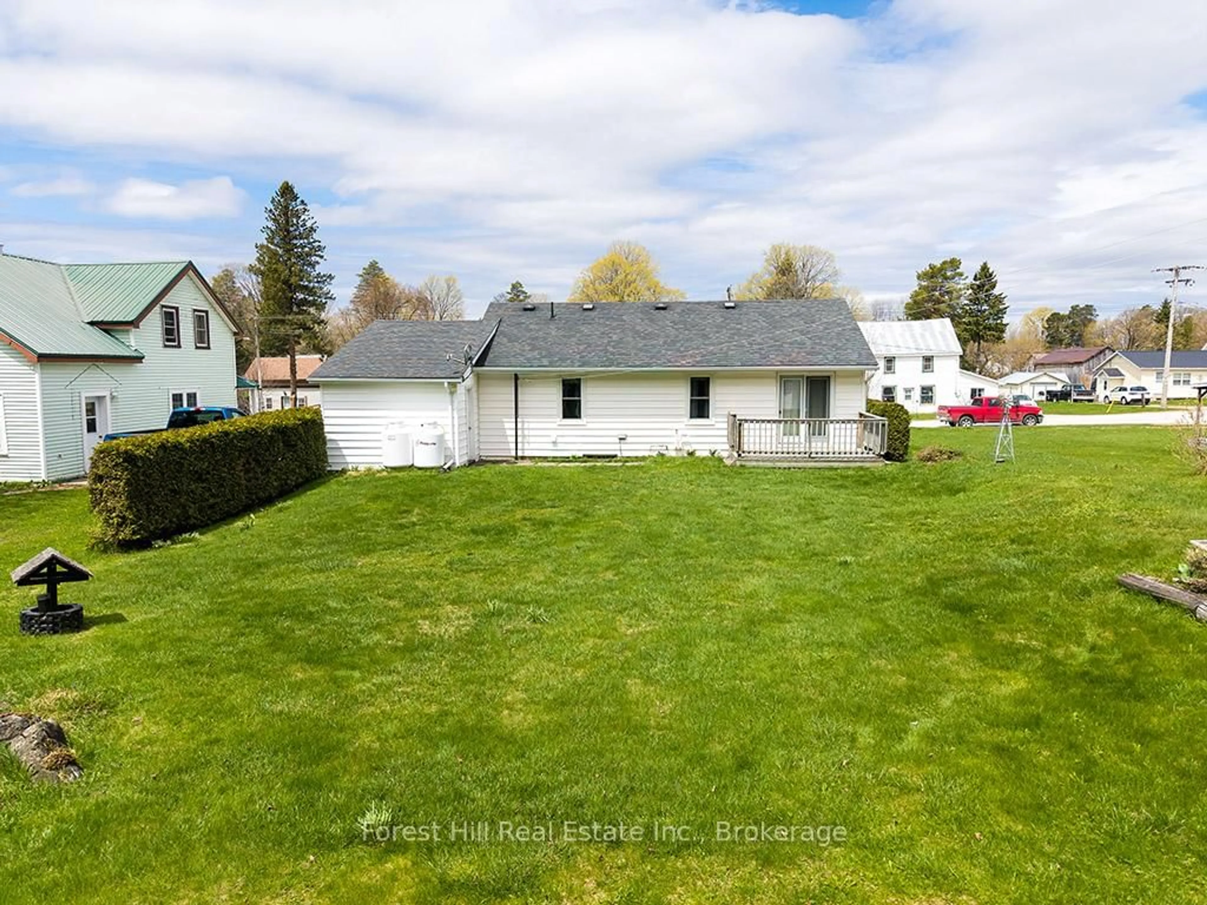 A pic from outside/outdoor area/front of a property/back of a property/a pic from drone, street for 580304 60 Sdrd, Chatsworth Ontario N0H 1C0