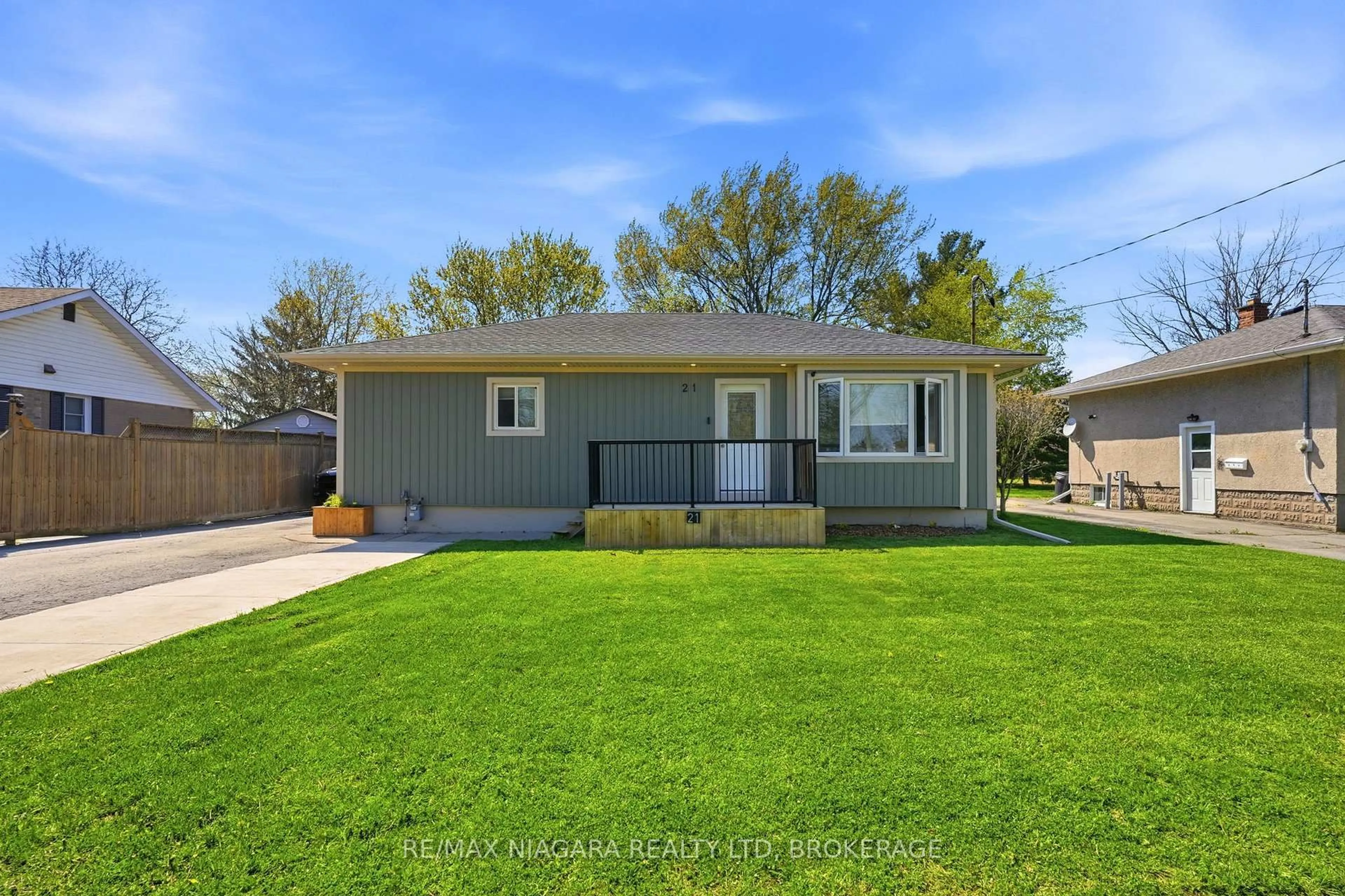 Home with vinyl exterior material, street for 21 Verne Ave, Welland Ontario L3C 1Z6