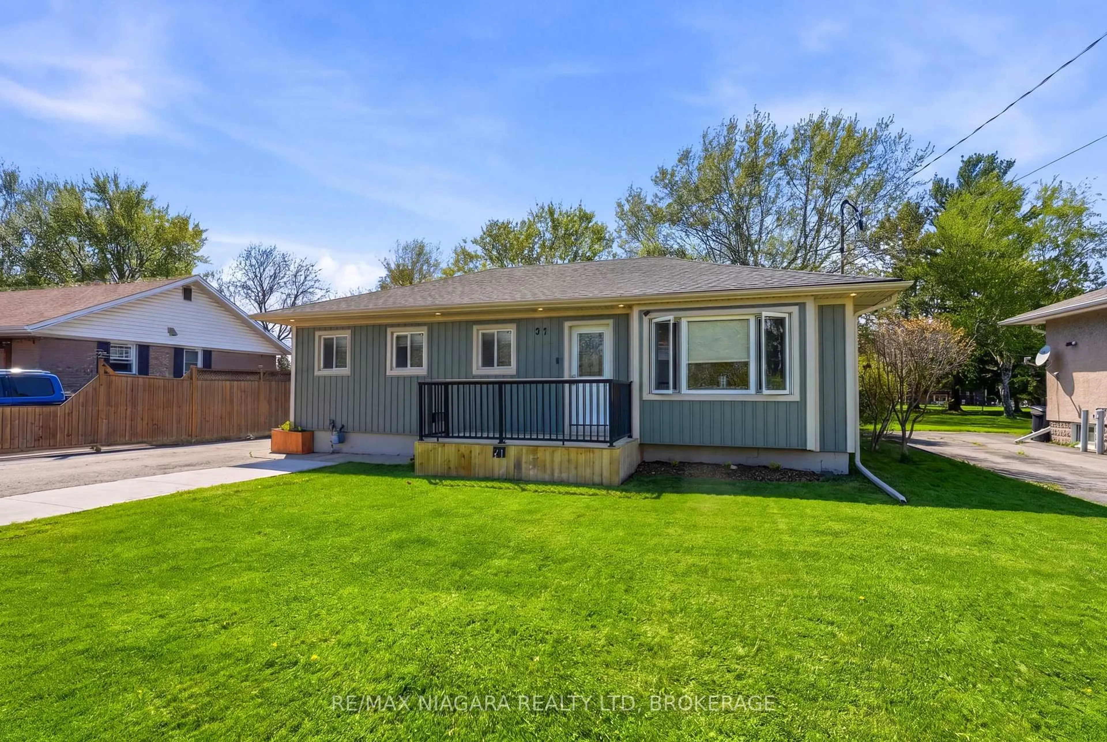 Home with vinyl exterior material, street for 21 Verne Ave, Welland Ontario L3C 1Z6