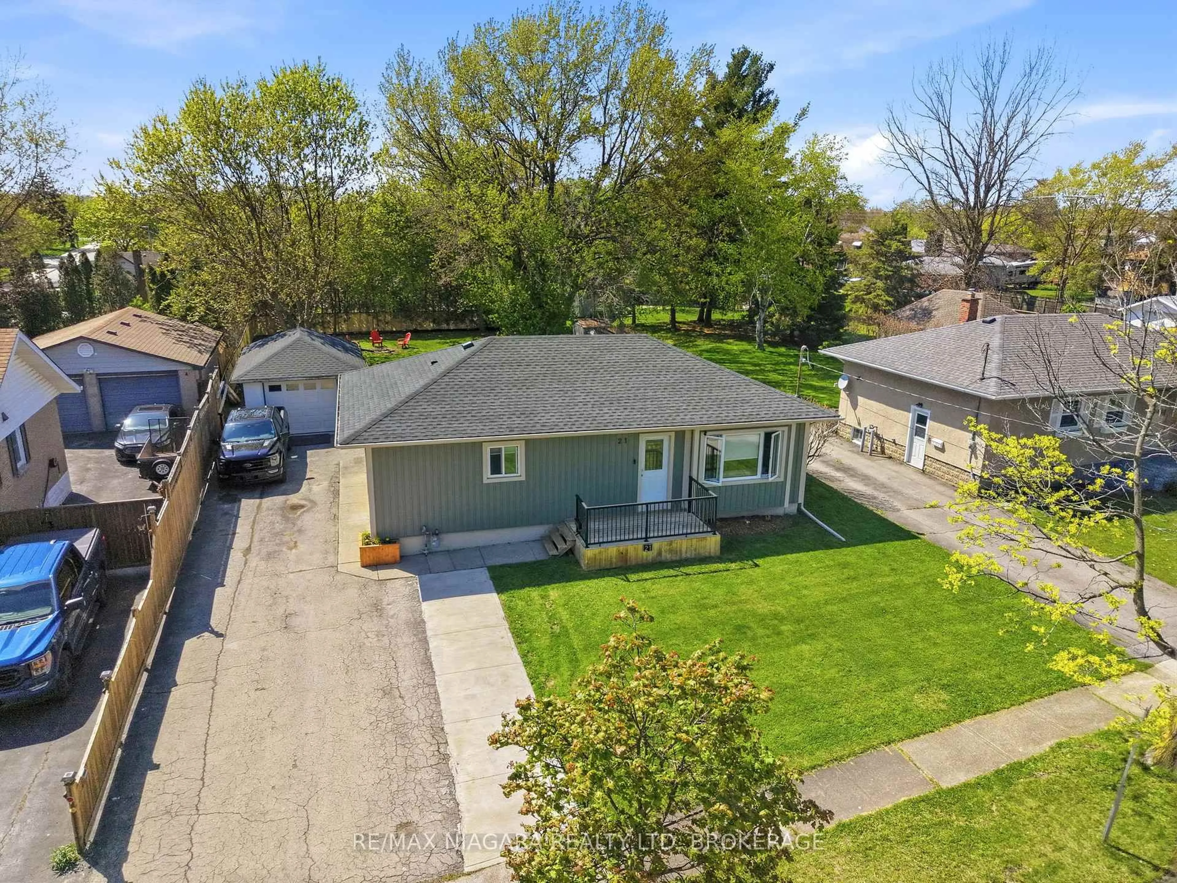 A pic from outside/outdoor area/front of a property/back of a property/a pic from drone, street for 21 Verne Ave, Welland Ontario L3C 1Z6