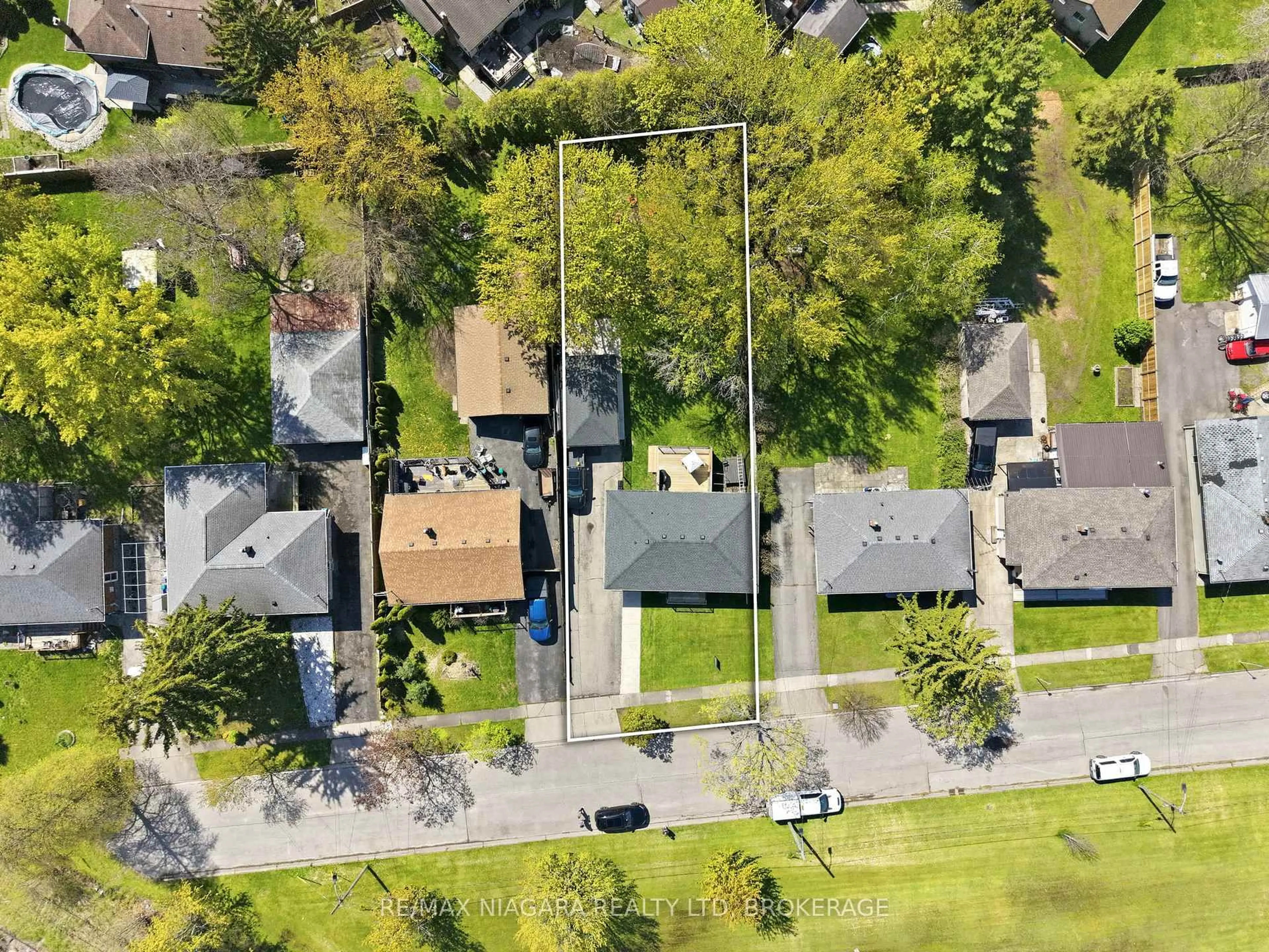 A pic from outside/outdoor area/front of a property/back of a property/a pic from drone, street for 21 Verne Ave, Welland Ontario L3C 1Z6