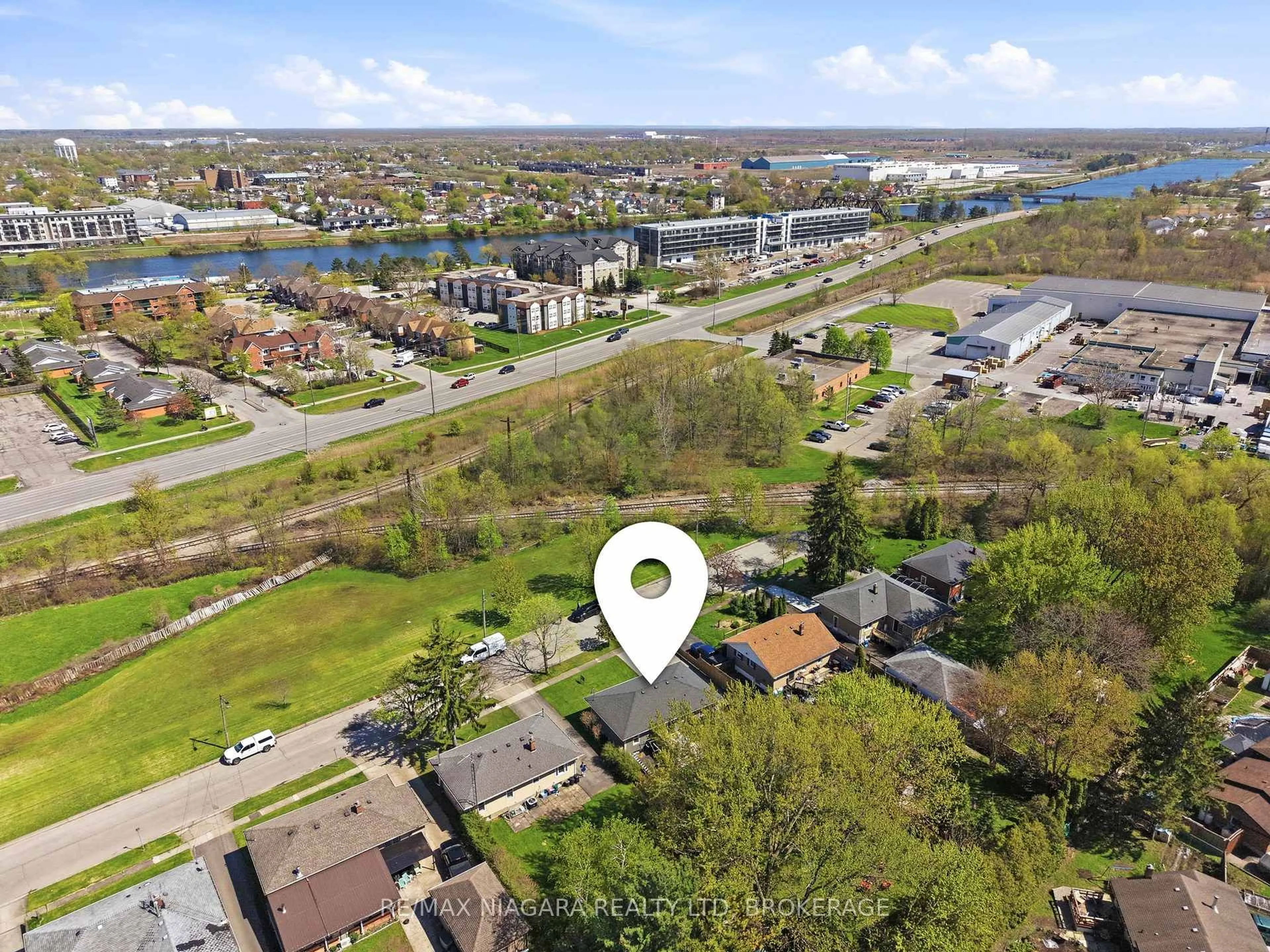A pic from outside/outdoor area/front of a property/back of a property/a pic from drone, water/lake/river/ocean view for 21 Verne Ave, Welland Ontario L3C 1Z6