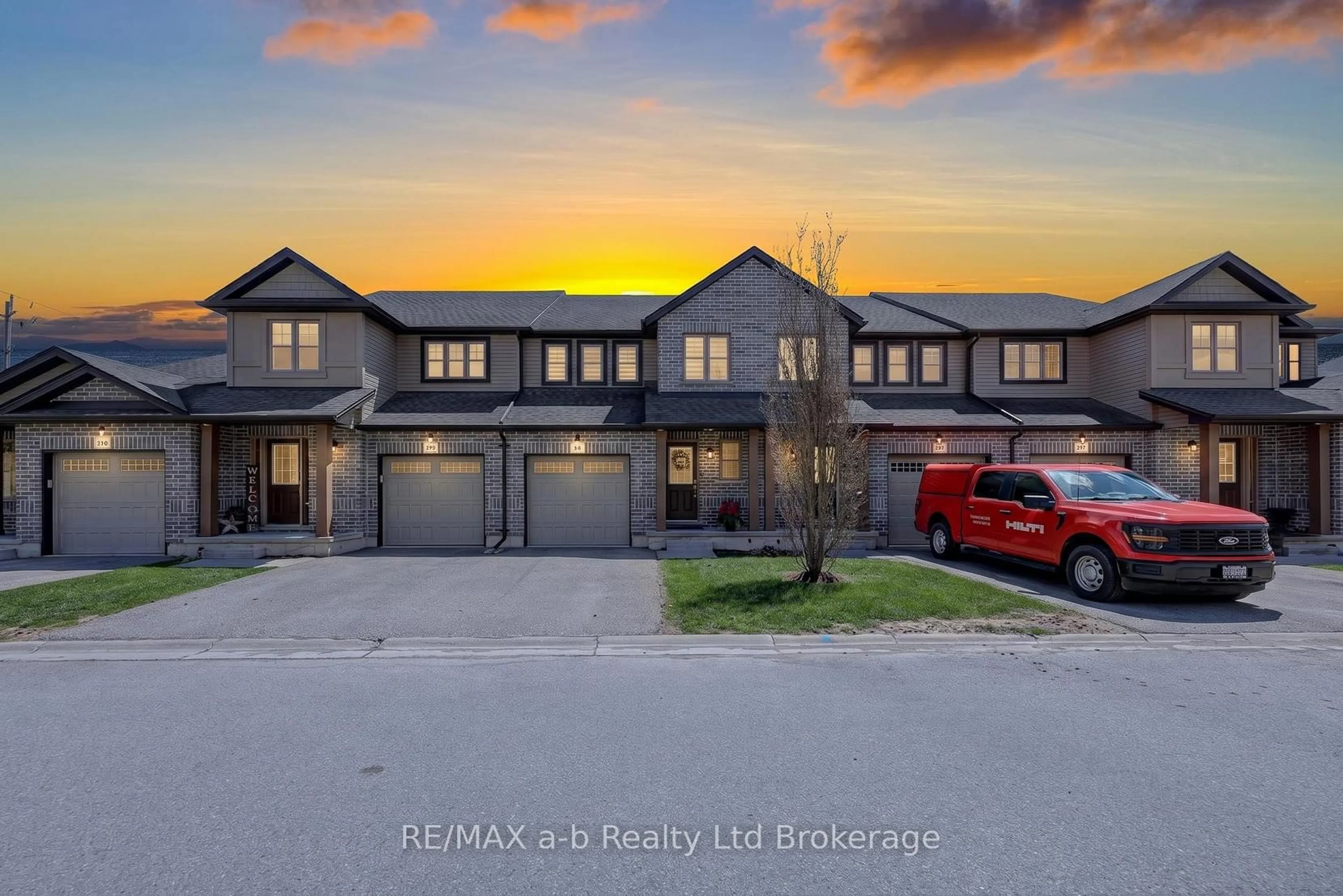 A pic from outside/outdoor area/front of a property/back of a property/a pic from drone, unknown for 175 INGERSOLL St #28, Ingersoll Ontario N5C 0B9