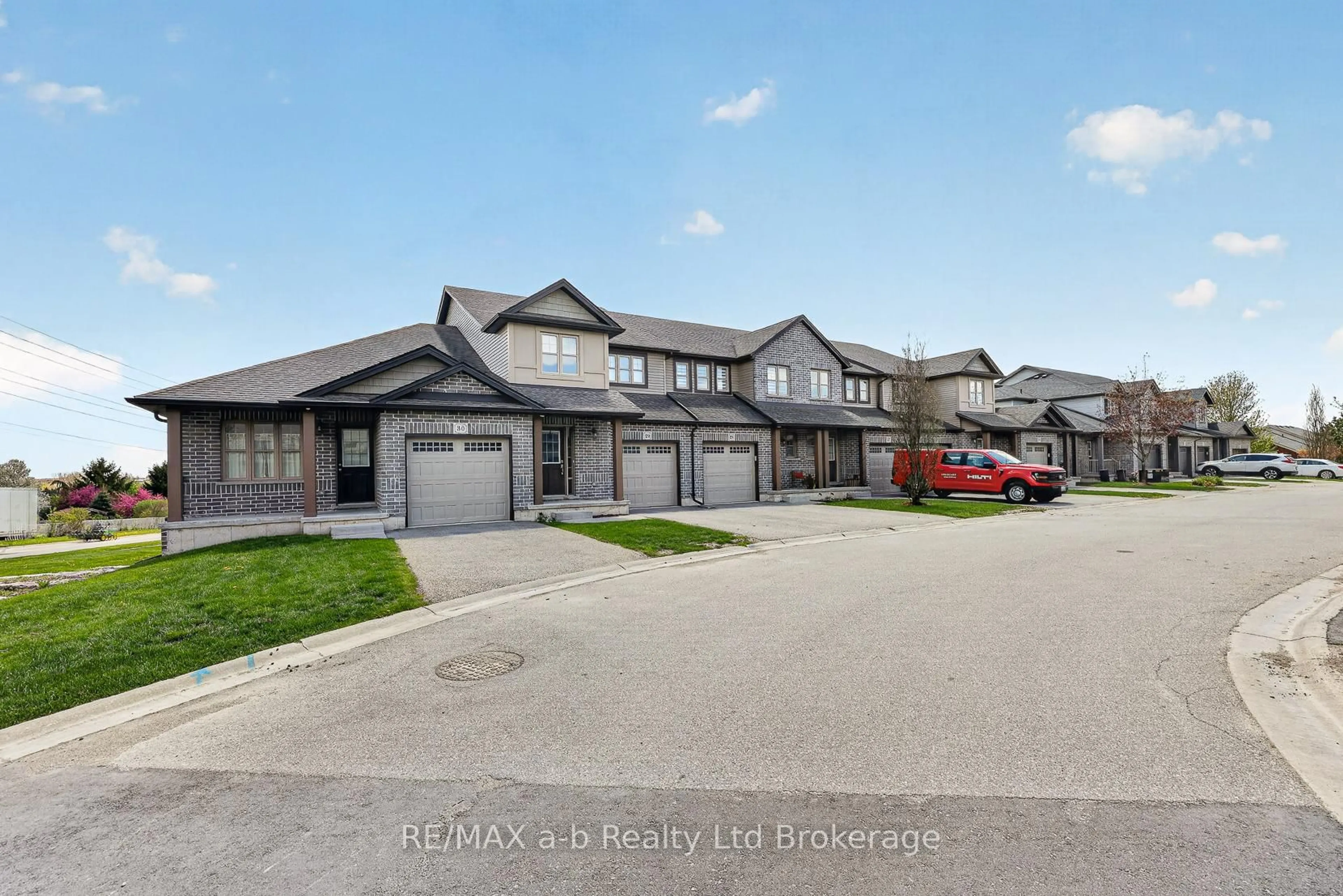 A pic from outside/outdoor area/front of a property/back of a property/a pic from drone, street for 175 INGERSOLL St #28, Ingersoll Ontario N5C 0B9