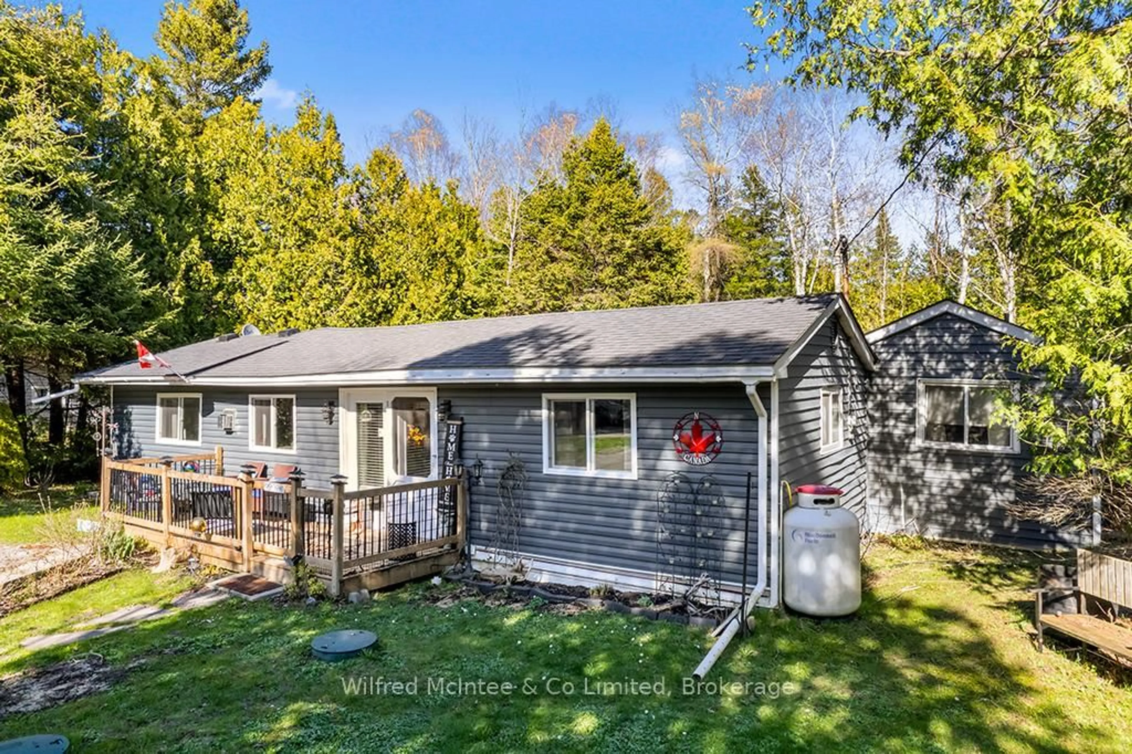 A pic from outside/outdoor area/front of a property/back of a property/a pic from drone, unknown for 13 3RD AVE S Ave, Native Leased Lands Ontario N0H 2L0