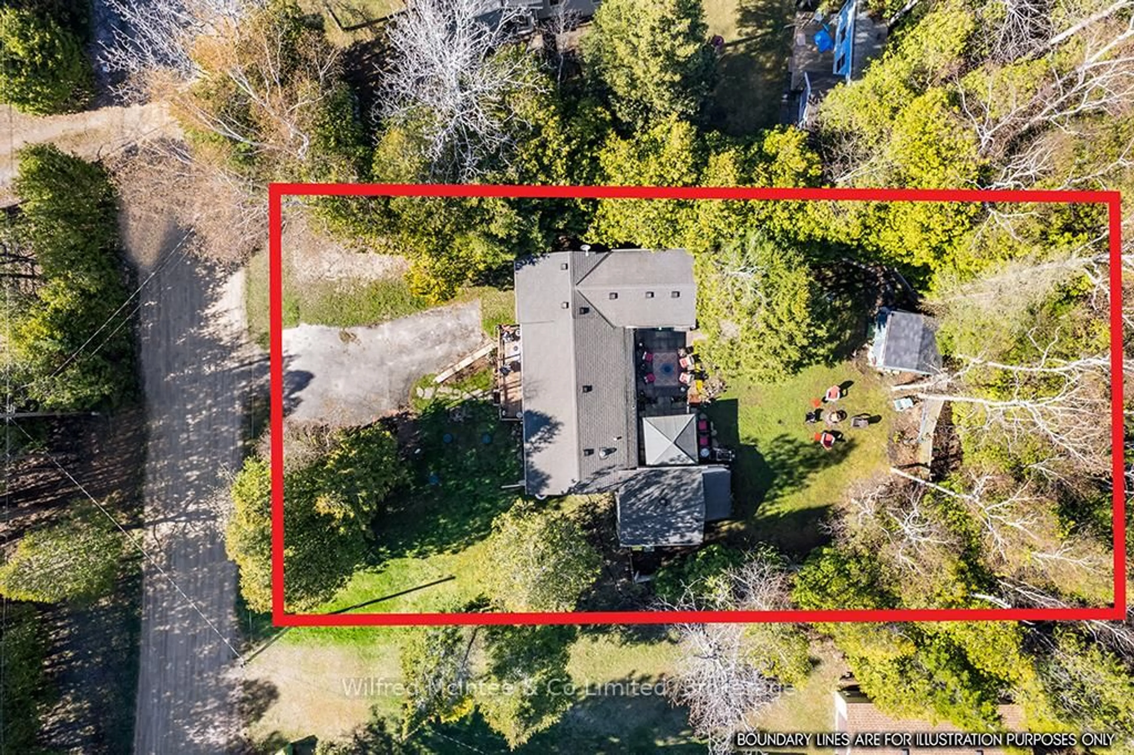A pic from outside/outdoor area/front of a property/back of a property/a pic from drone, building for 13 3RD AVE S Ave, Native Leased Lands Ontario N0H 2L0