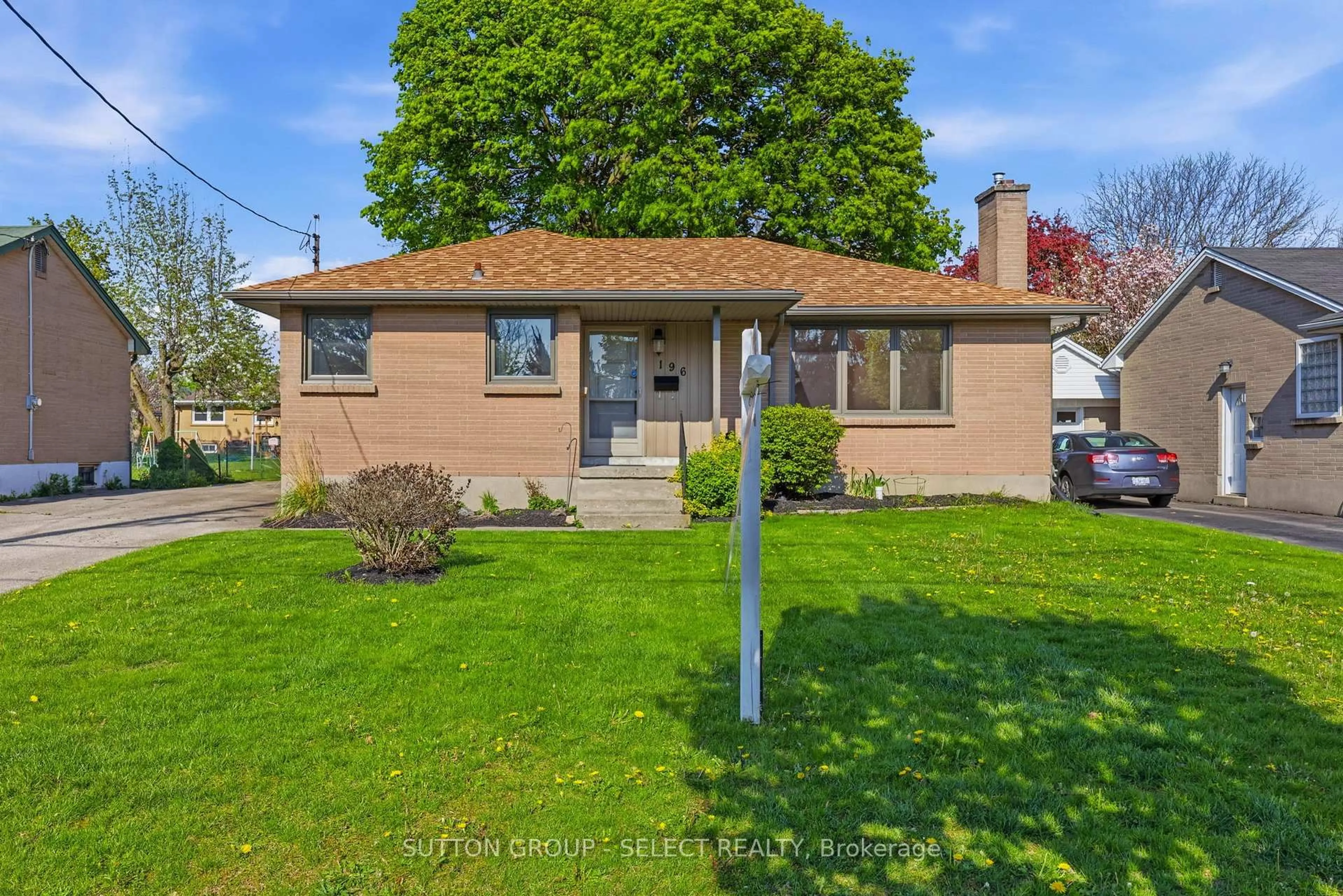 A pic from outside/outdoor area/front of a property/back of a property/a pic from drone, street for 196 Dawn Dr, London East Ontario N5W 4X1