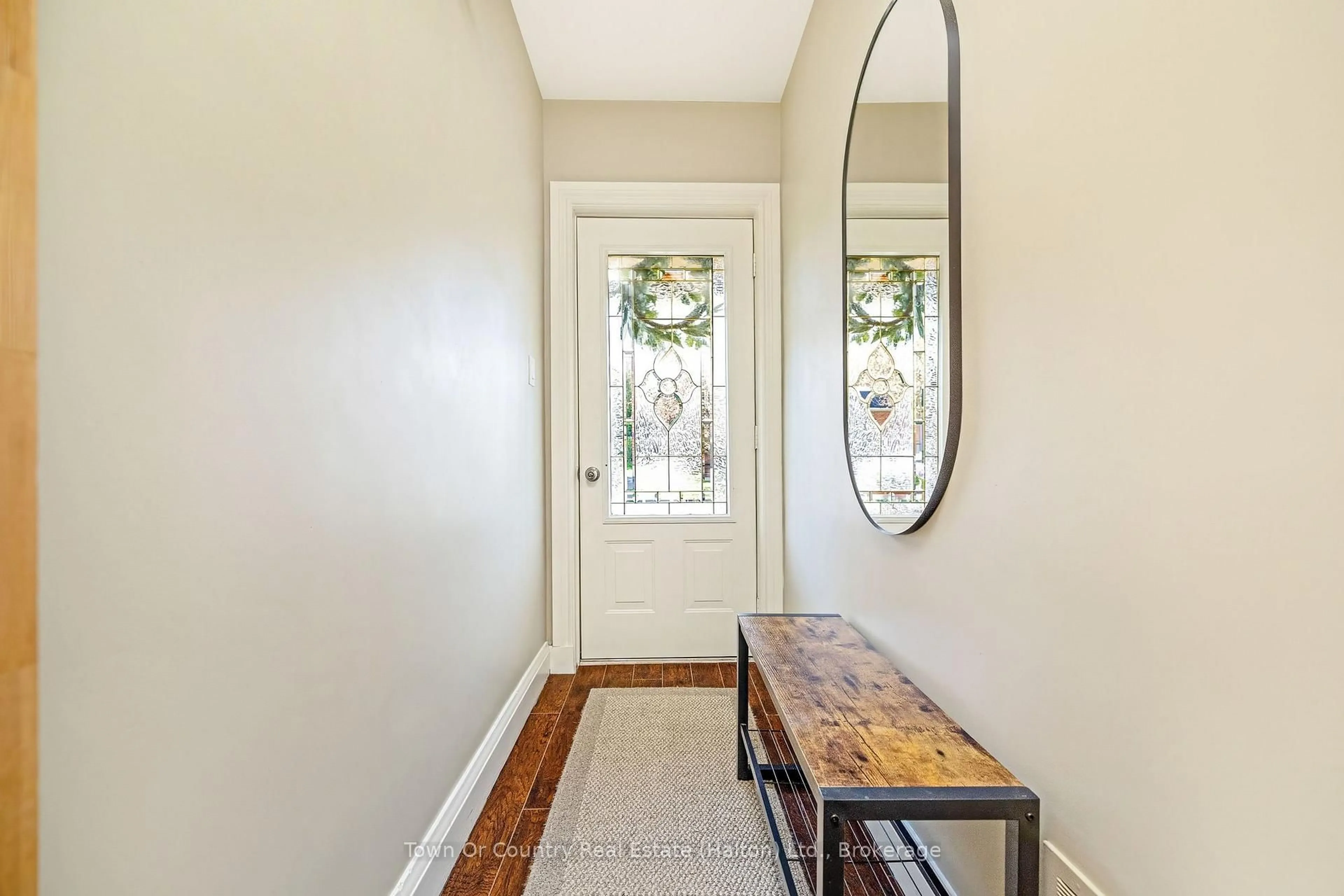 Indoor entryway for 632 WATERLOO St, Cambridge Ontario N3H 1P5