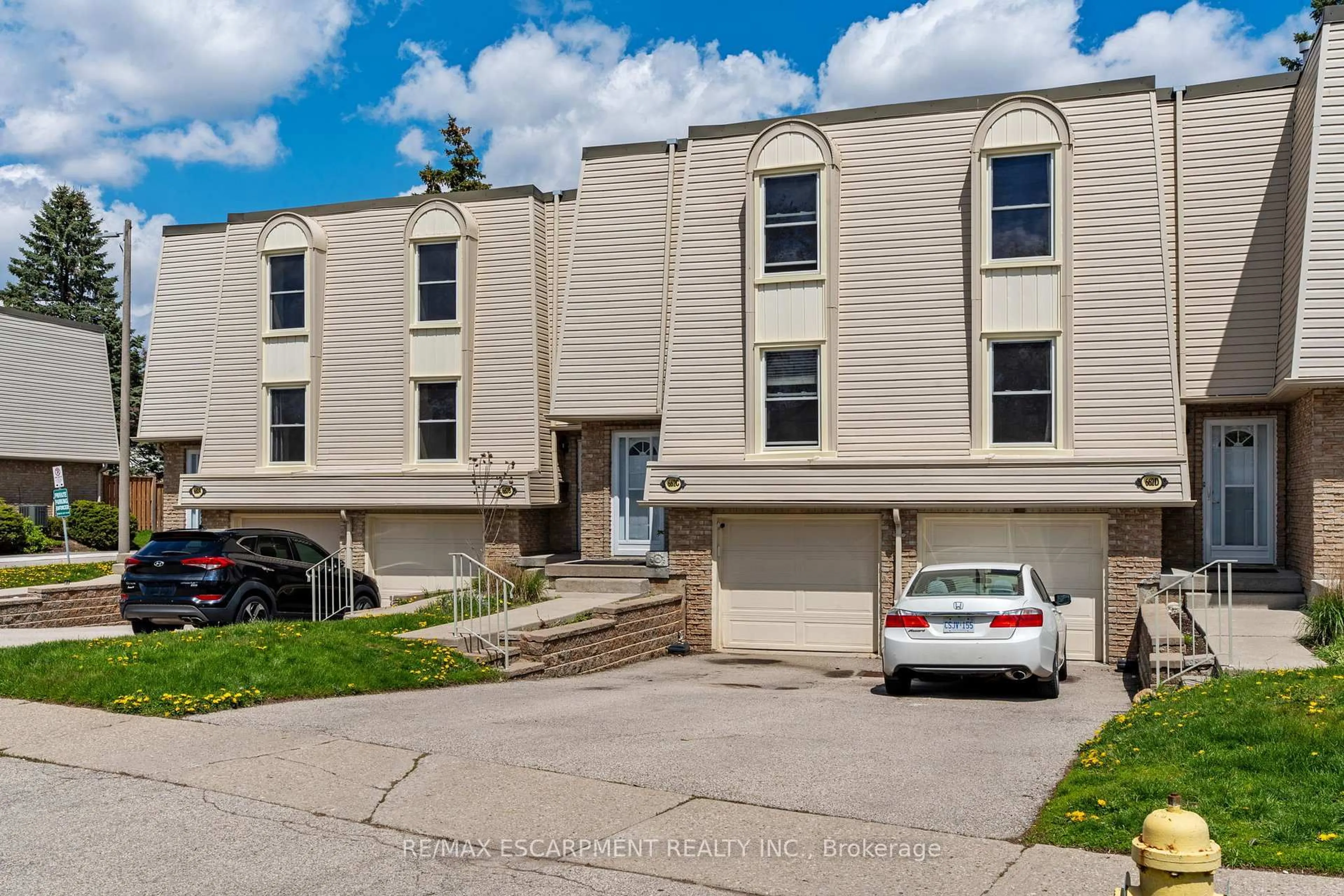 A pic from outside/outdoor area/front of a property/back of a property/a pic from drone, street for 662 Grey St #C, Brantford Ontario N3S 4Y4