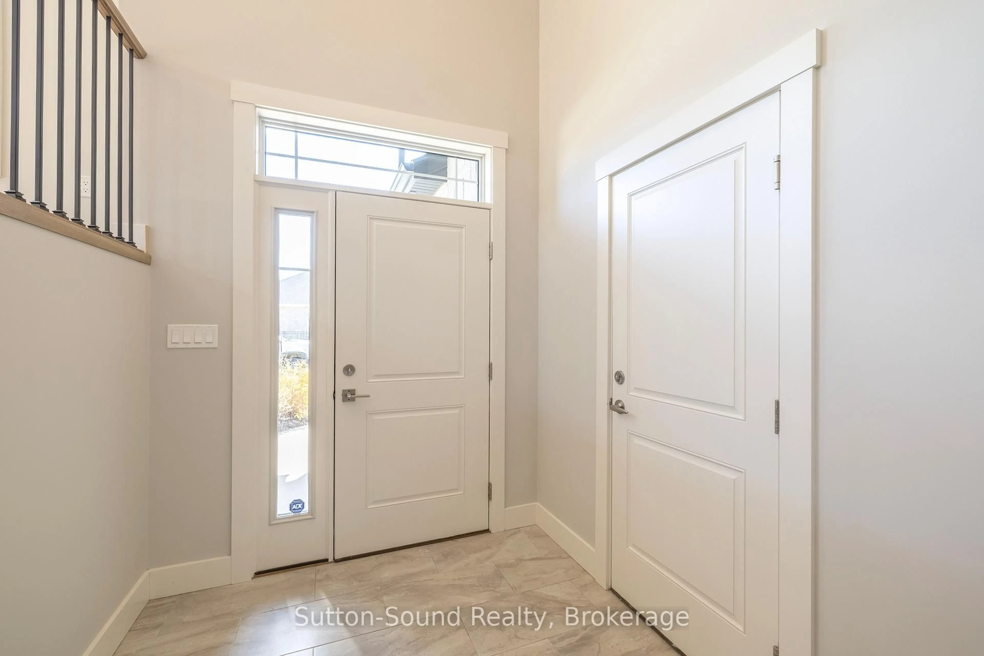 Indoor entryway for 368 5th Ave A Ave, Owen Sound Ontario N4K 6S7