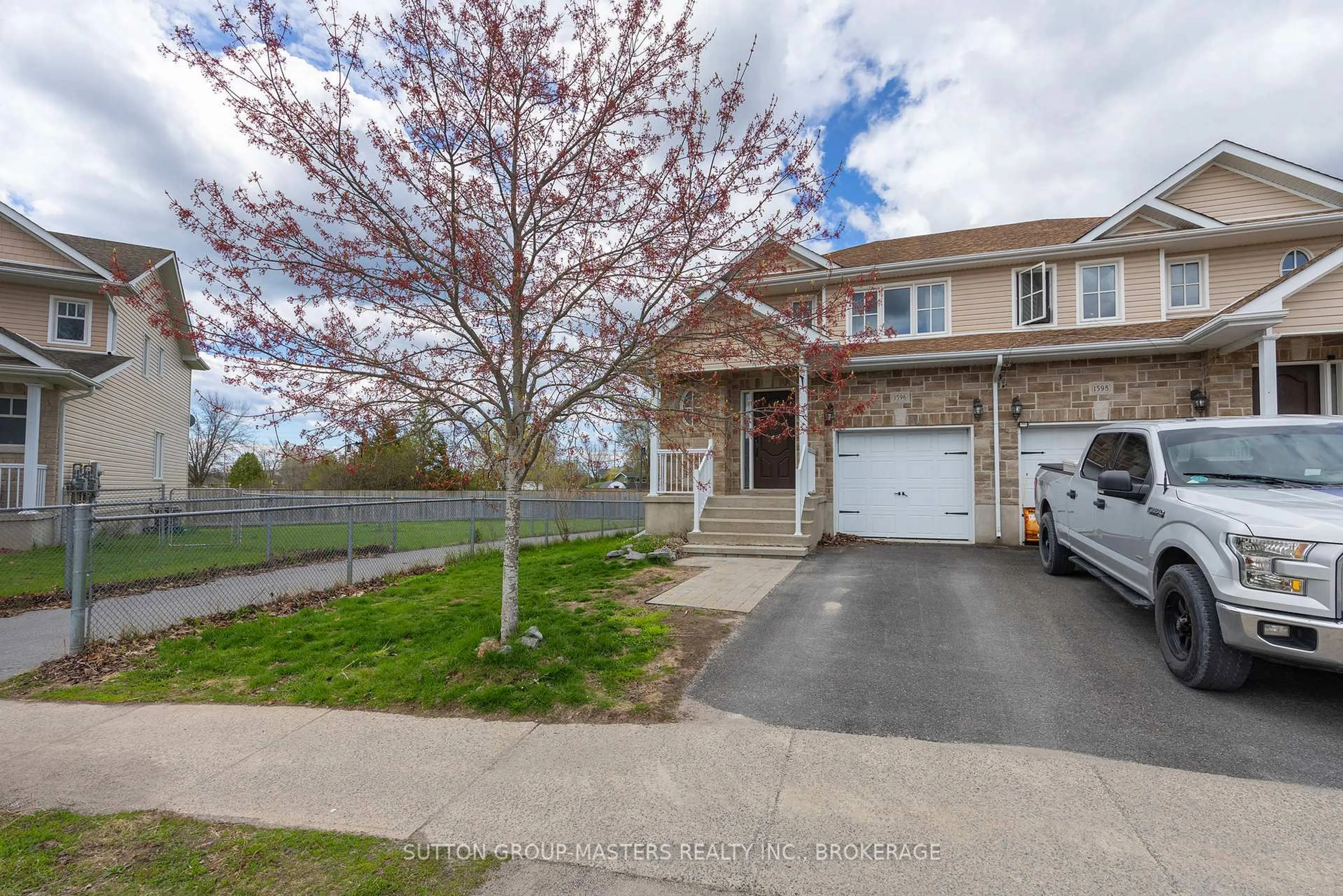 A pic from outside/outdoor area/front of a property/back of a property/a pic from drone, street for 1596 Crimson Cres, Kingston Ontario K7P 0J3